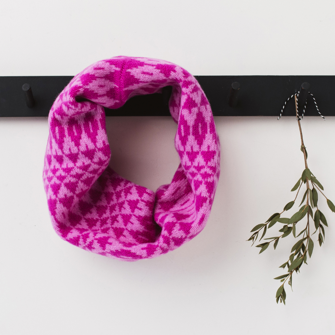 SAMPLE Mirror snood / cowl - honesty and thulian pink