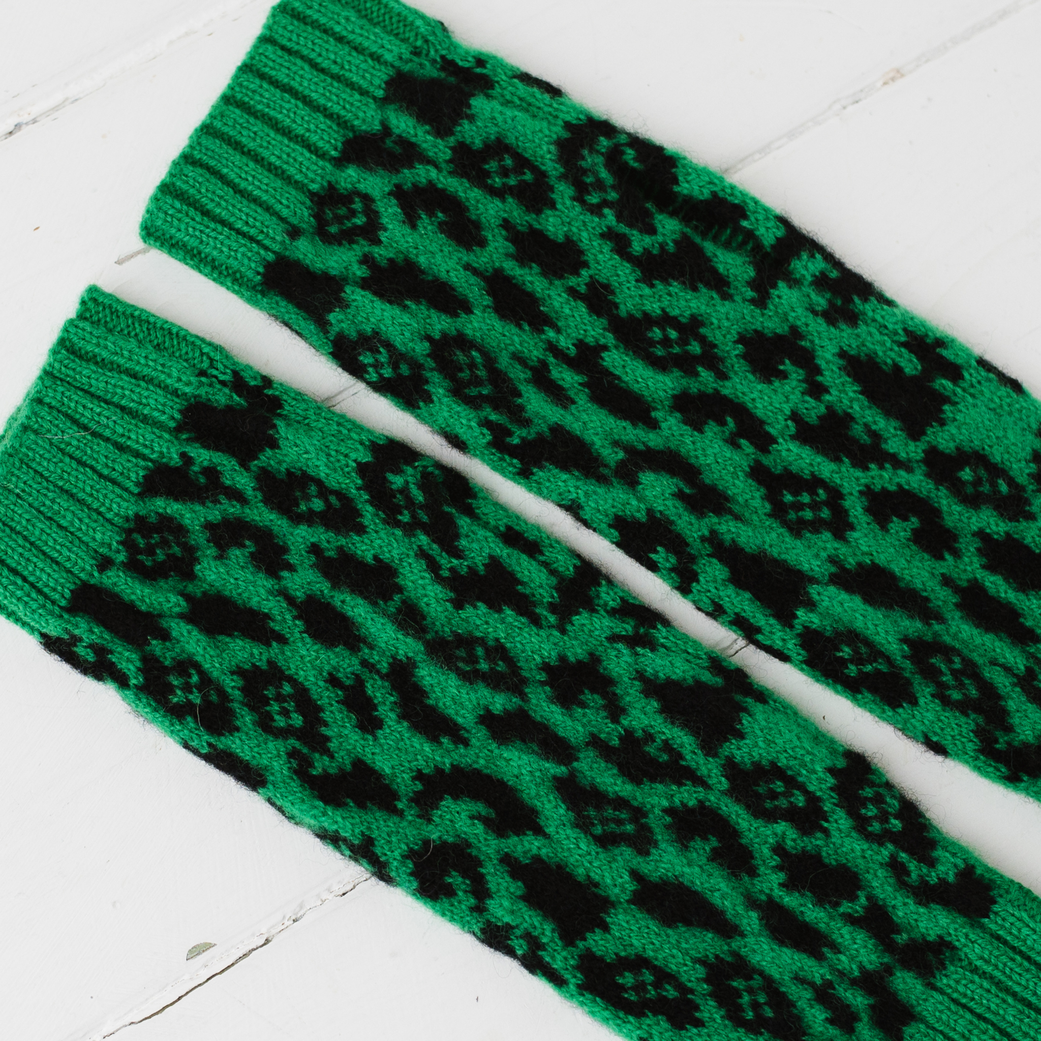 Leopard wrist warmers - billiard green and black