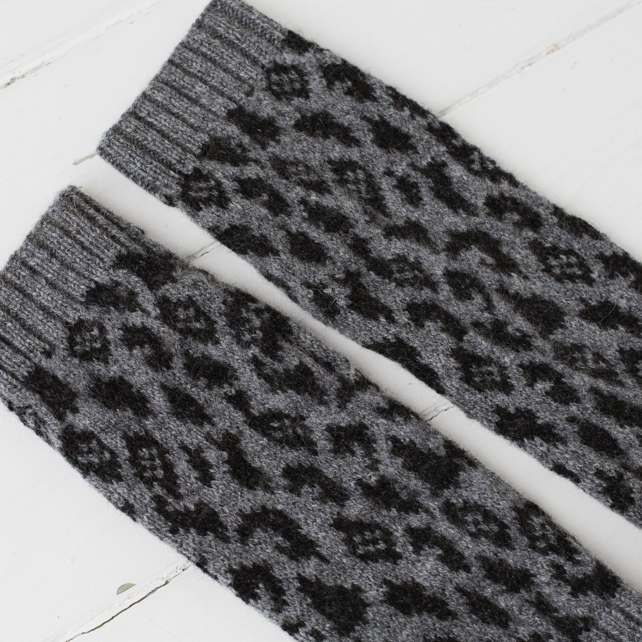 Leopard wrist warmers - grey and charcoal