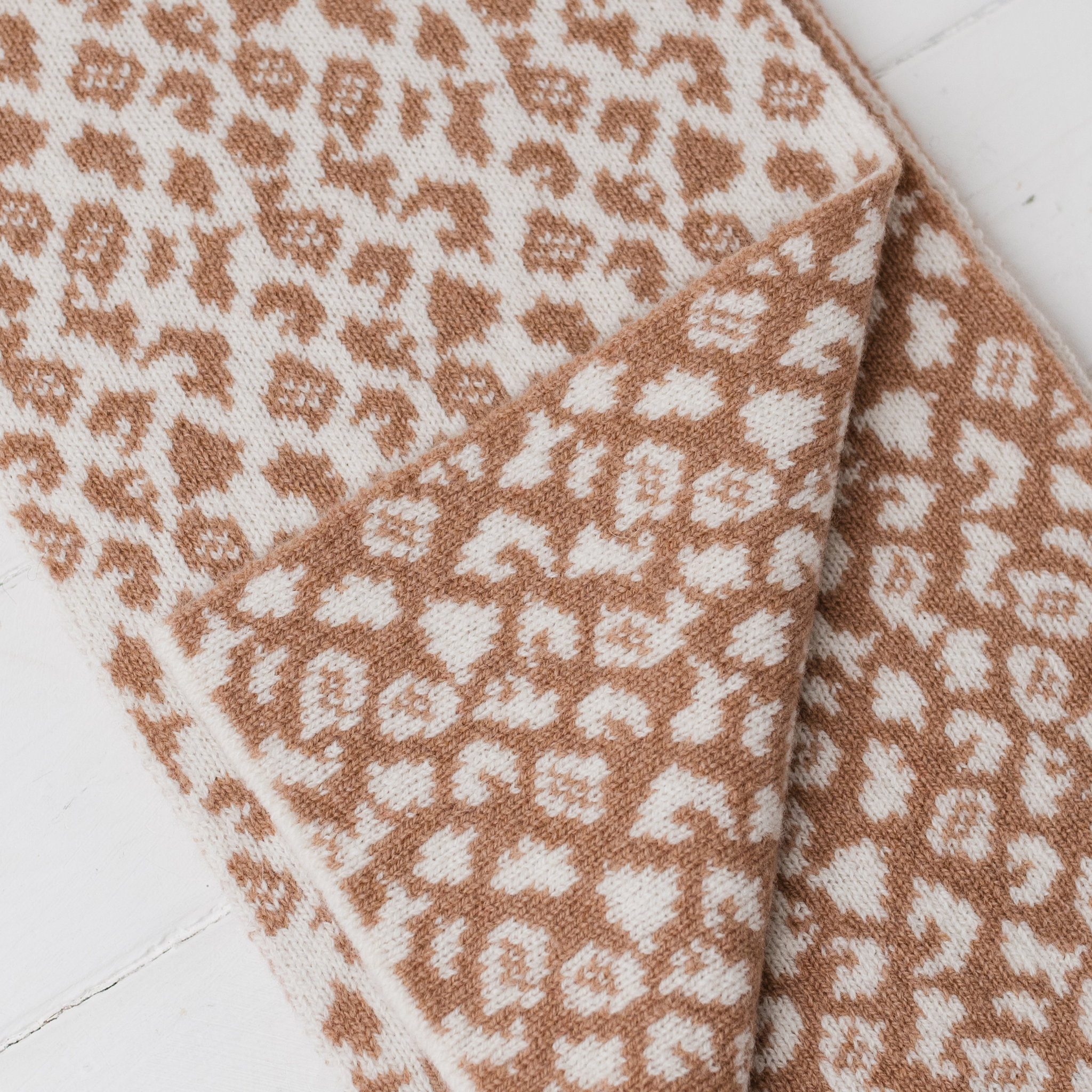 Leopard reversible scarf - ecru and camel