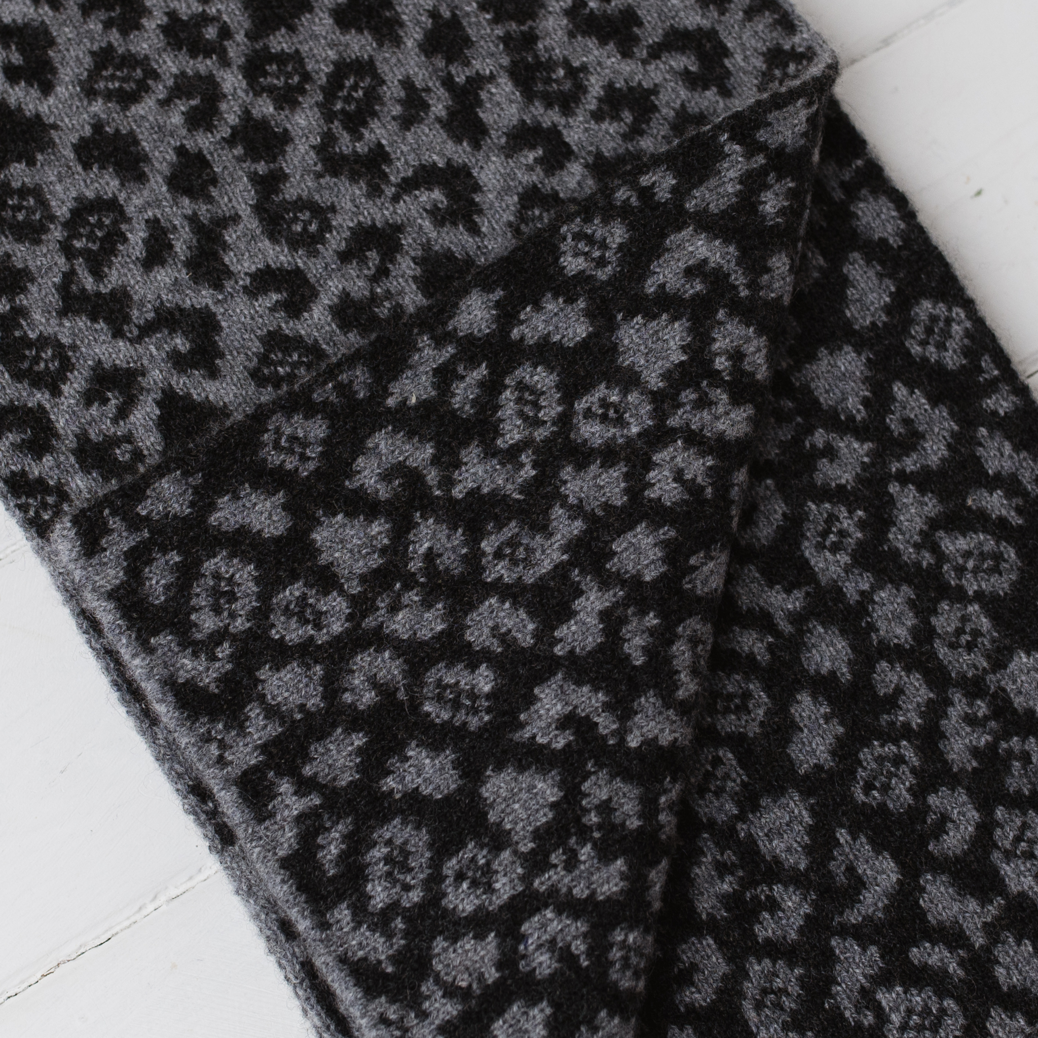 Leopard reversible scarf - grey and charcoal