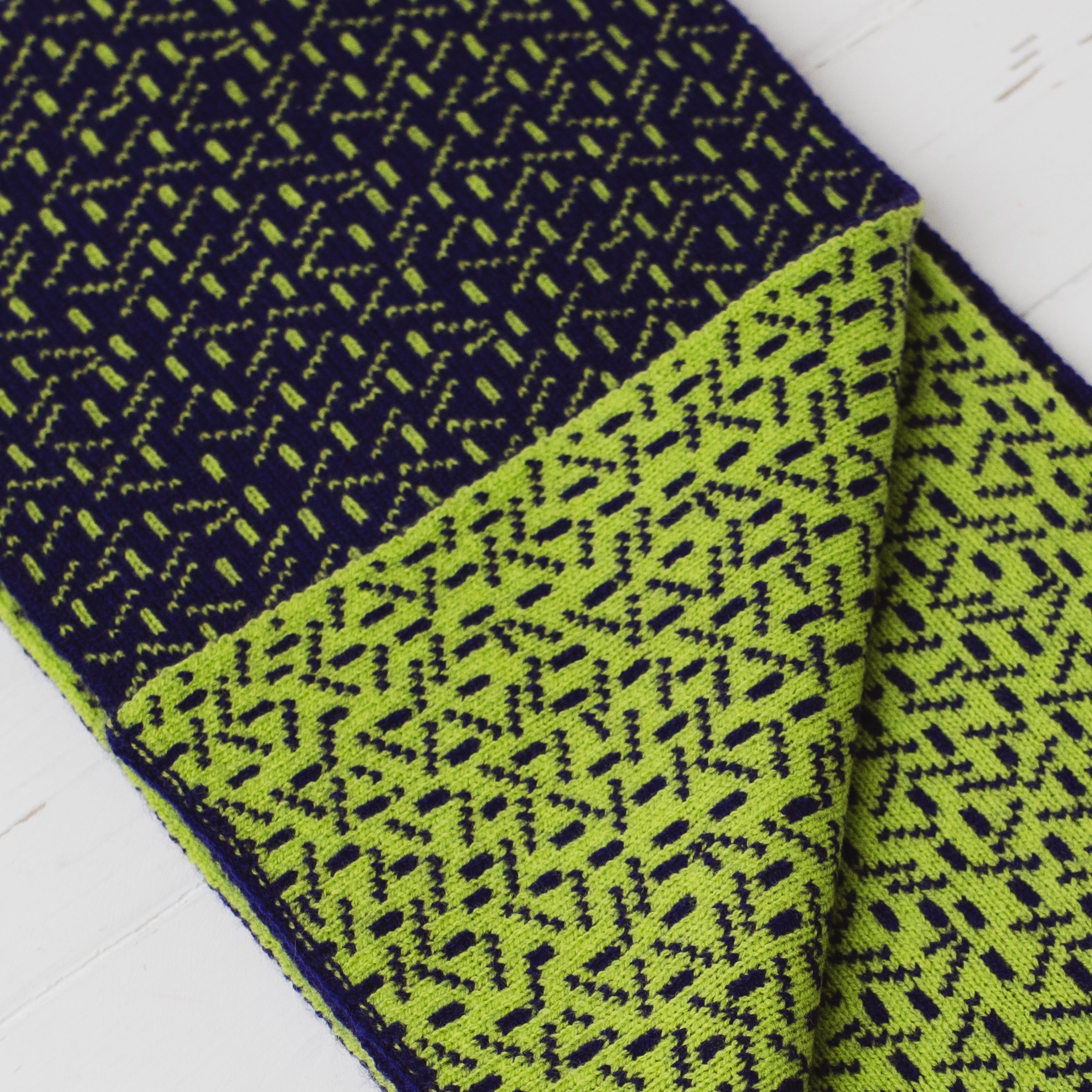 Scatter reversible scarf - nightfall and lime