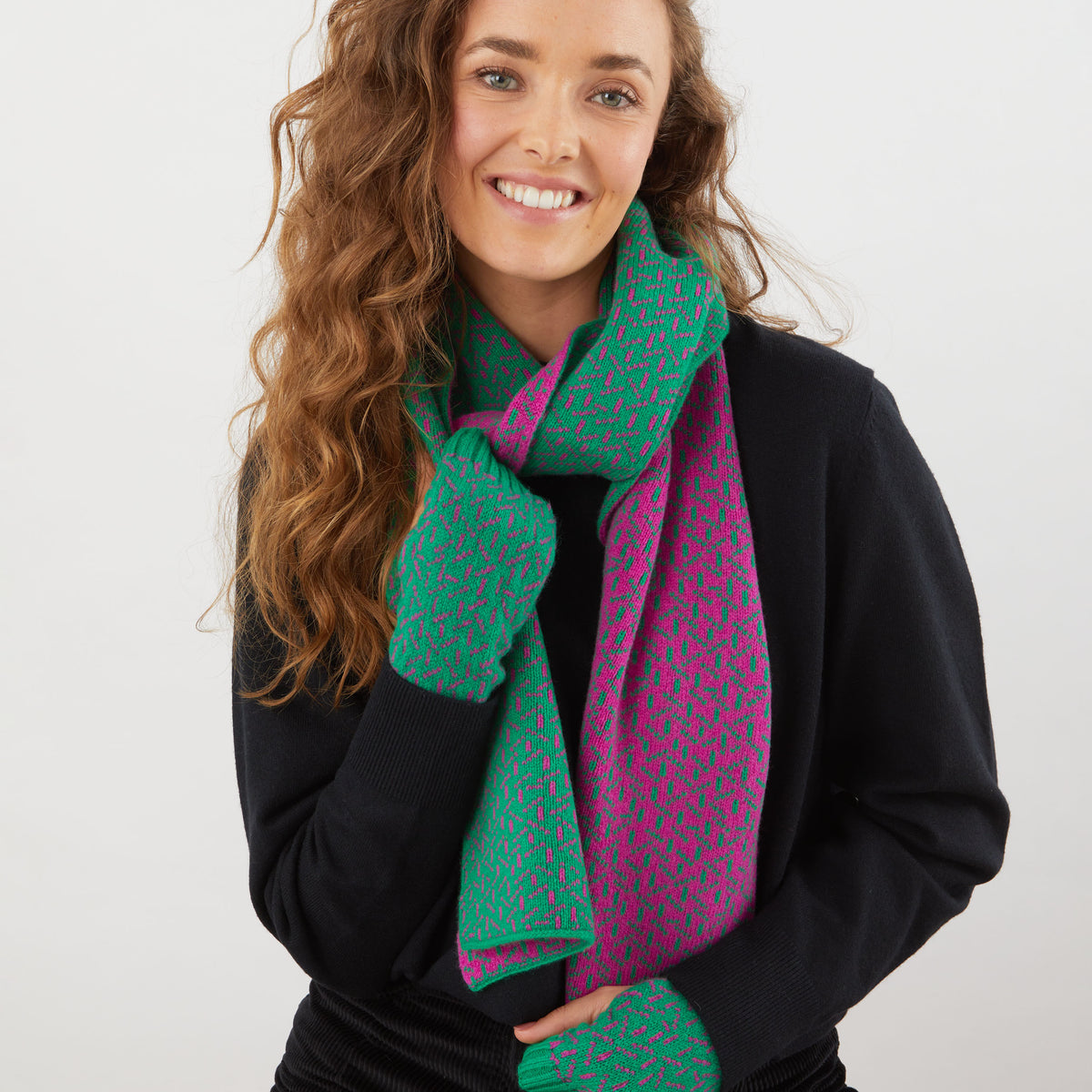 Scatter wrist warmers - billiard green and honesty