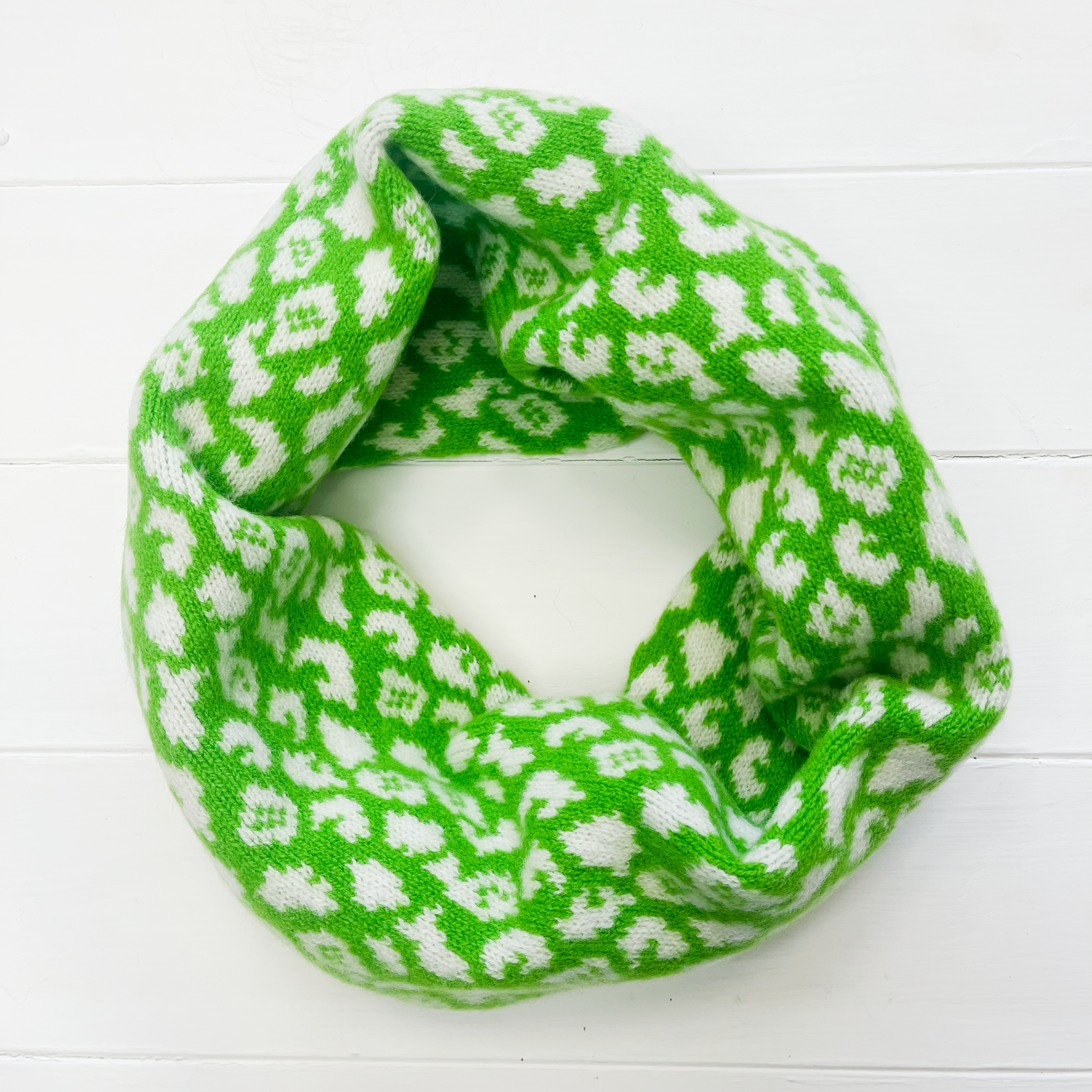 Leopard cowl - kelly green and white (dispatched in 1-2 weeks)