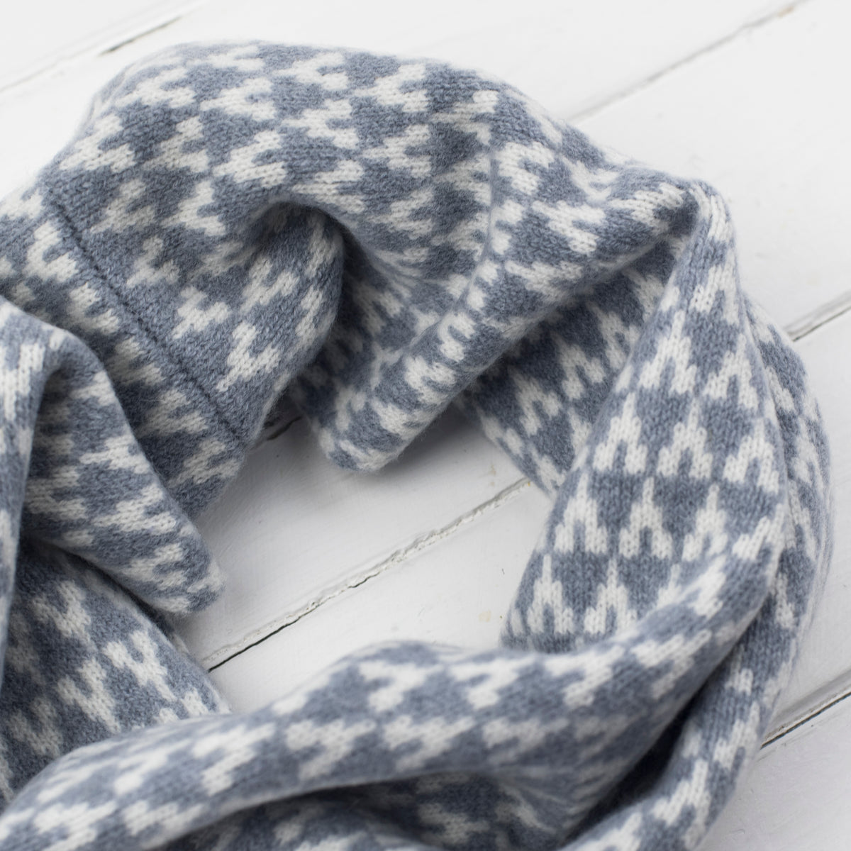 Arrow snood / cowl - seal and white (dispatched in 2-3 weeks)