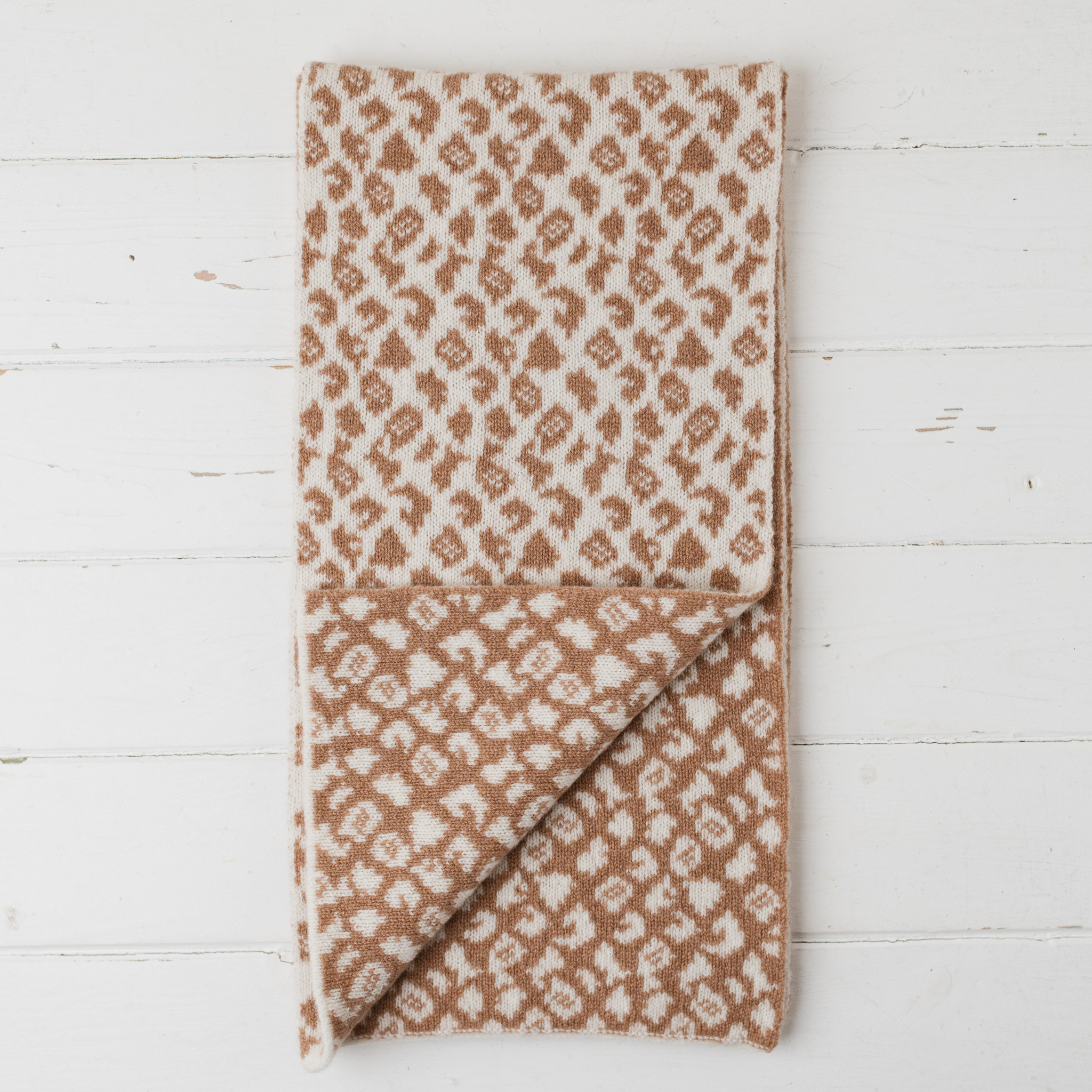 Leopard reversible scarf - ecru and camel