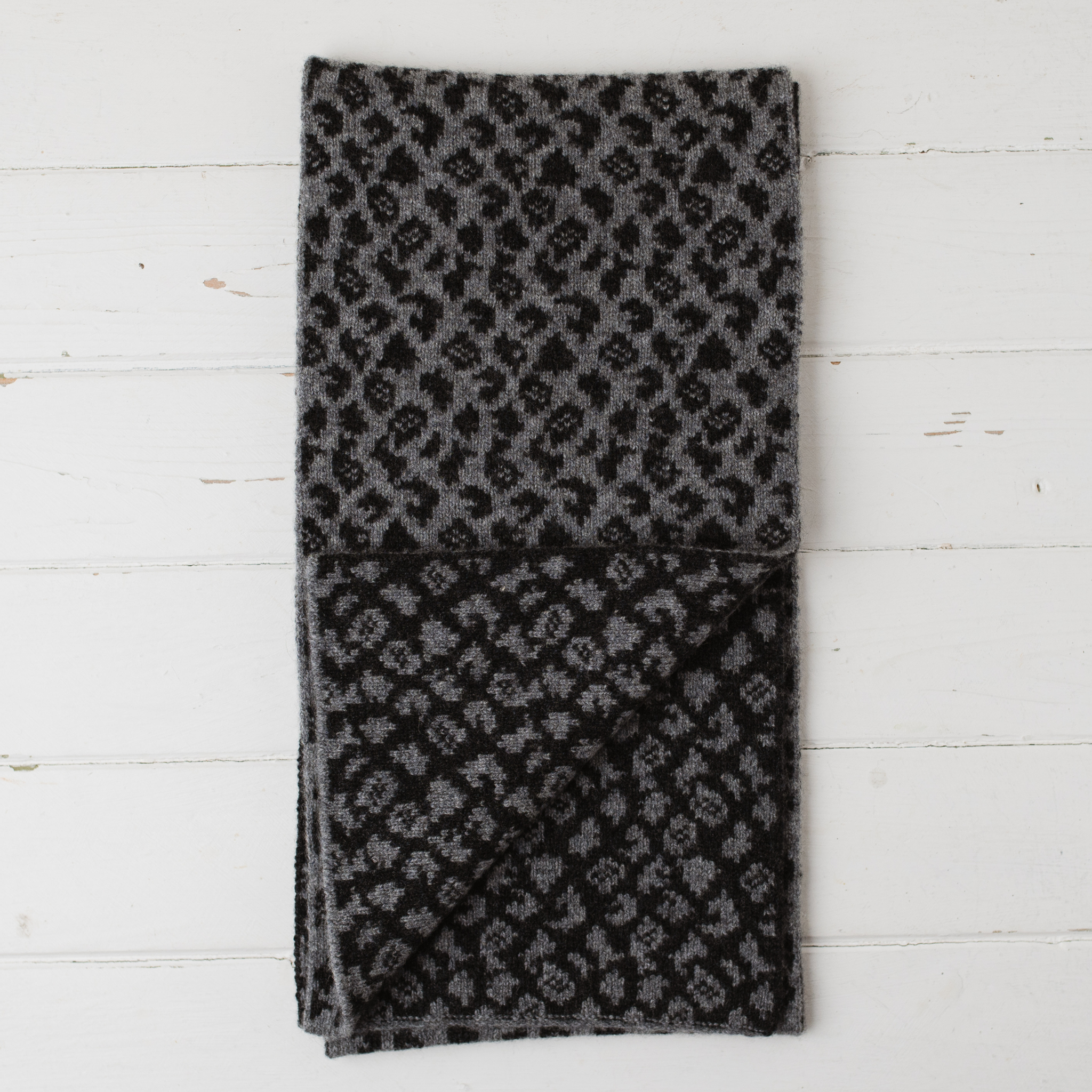 Leopard reversible scarf - grey and charcoal