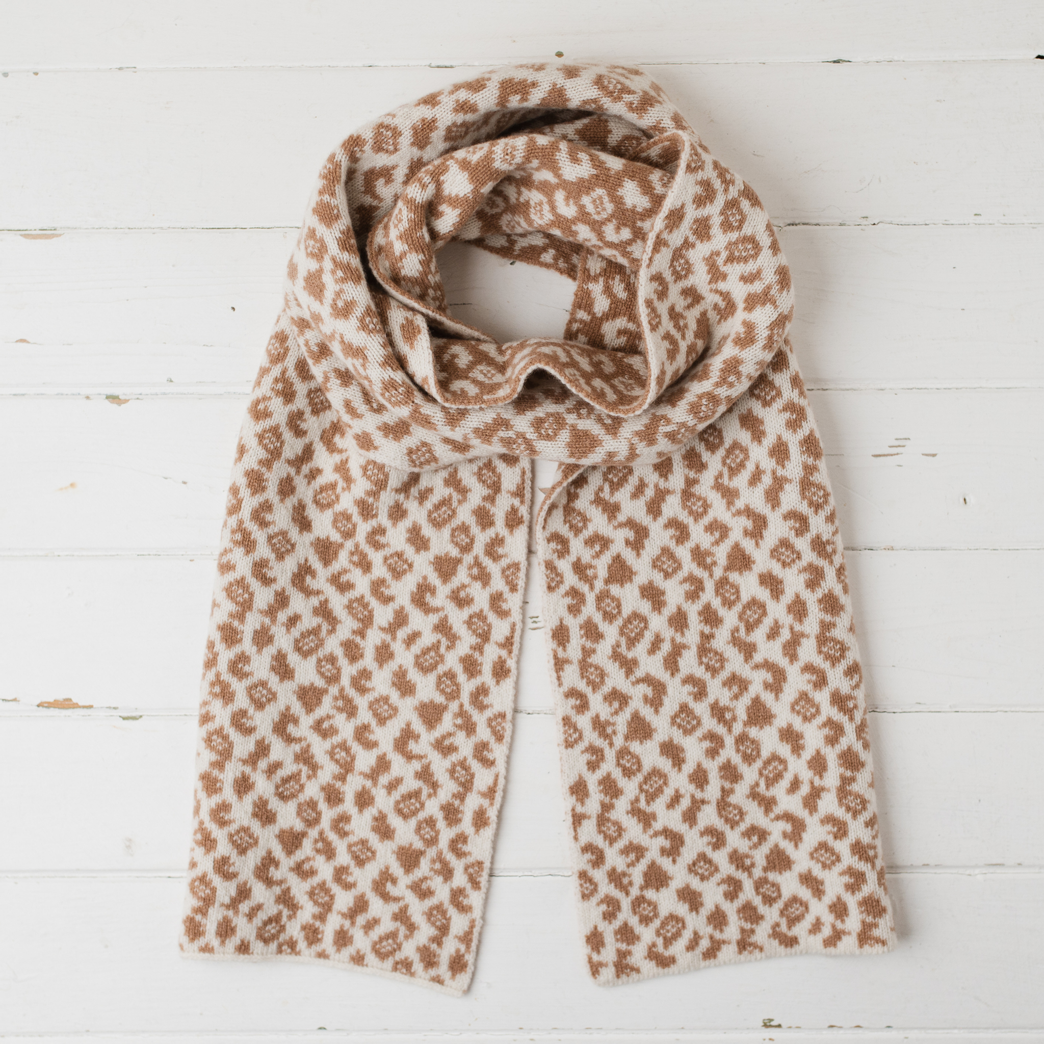 Leopard reversible scarf - ecru and camel