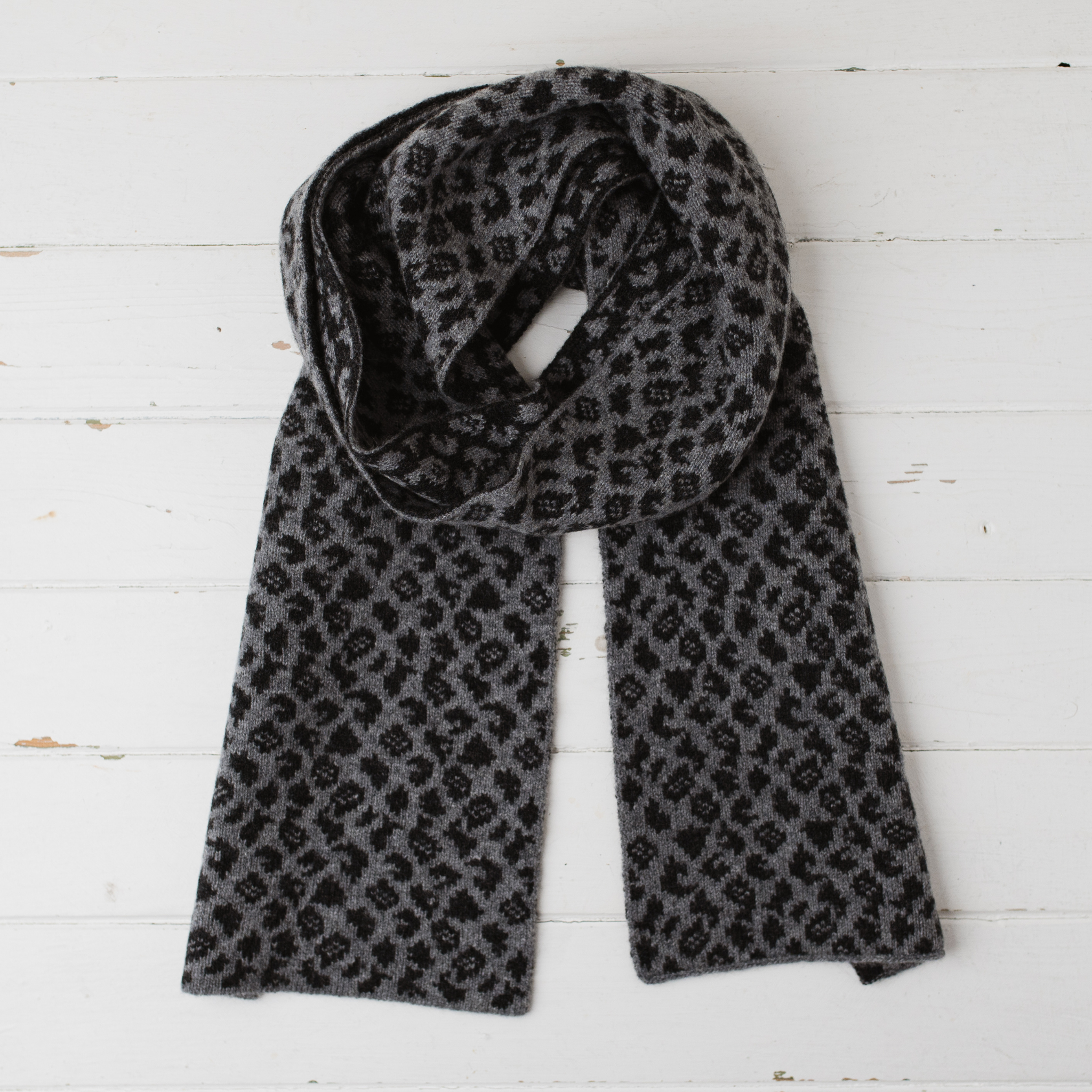 Leopard reversible scarf - grey and charcoal
