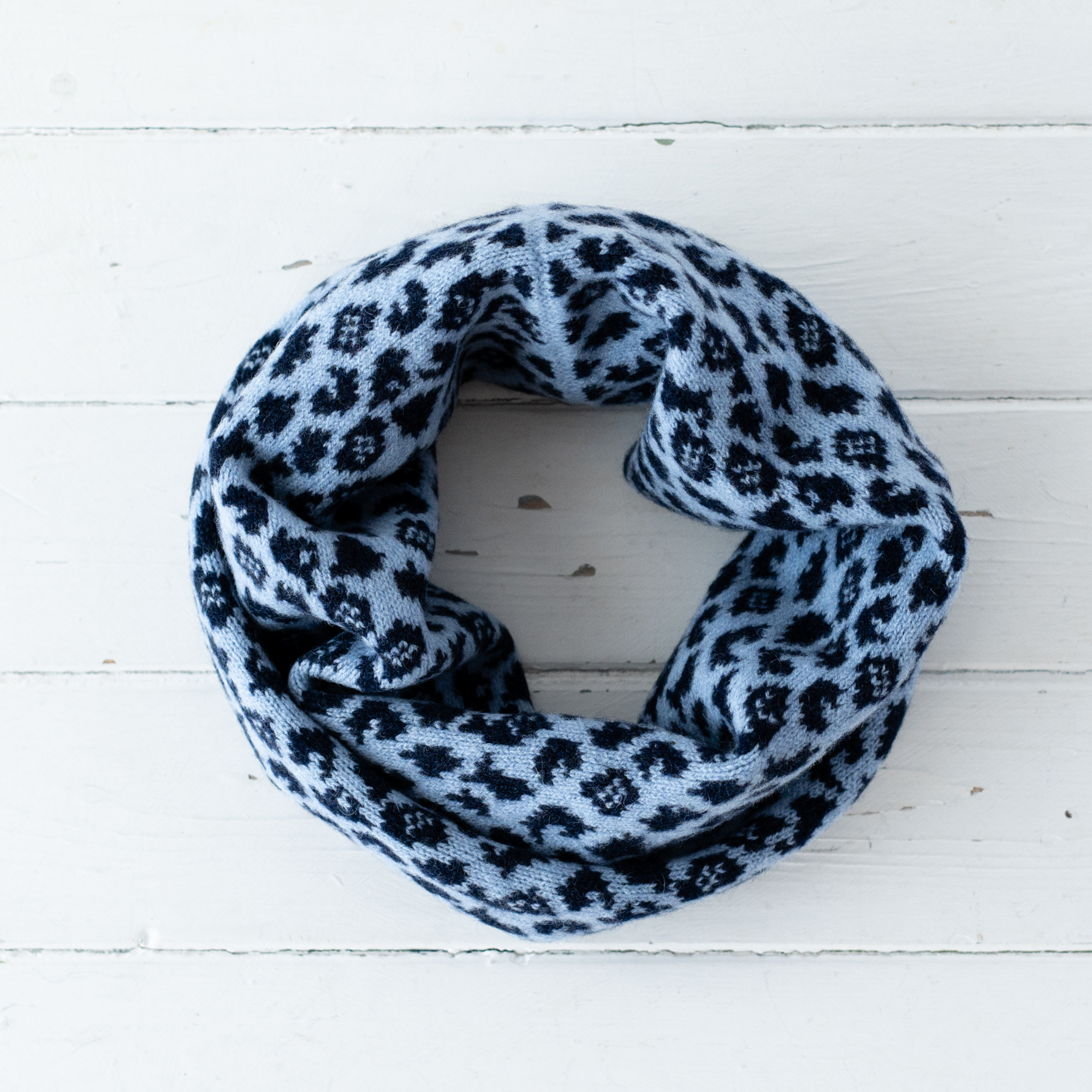 SAMPLE SALE Leopard cowl - light blue and navy
