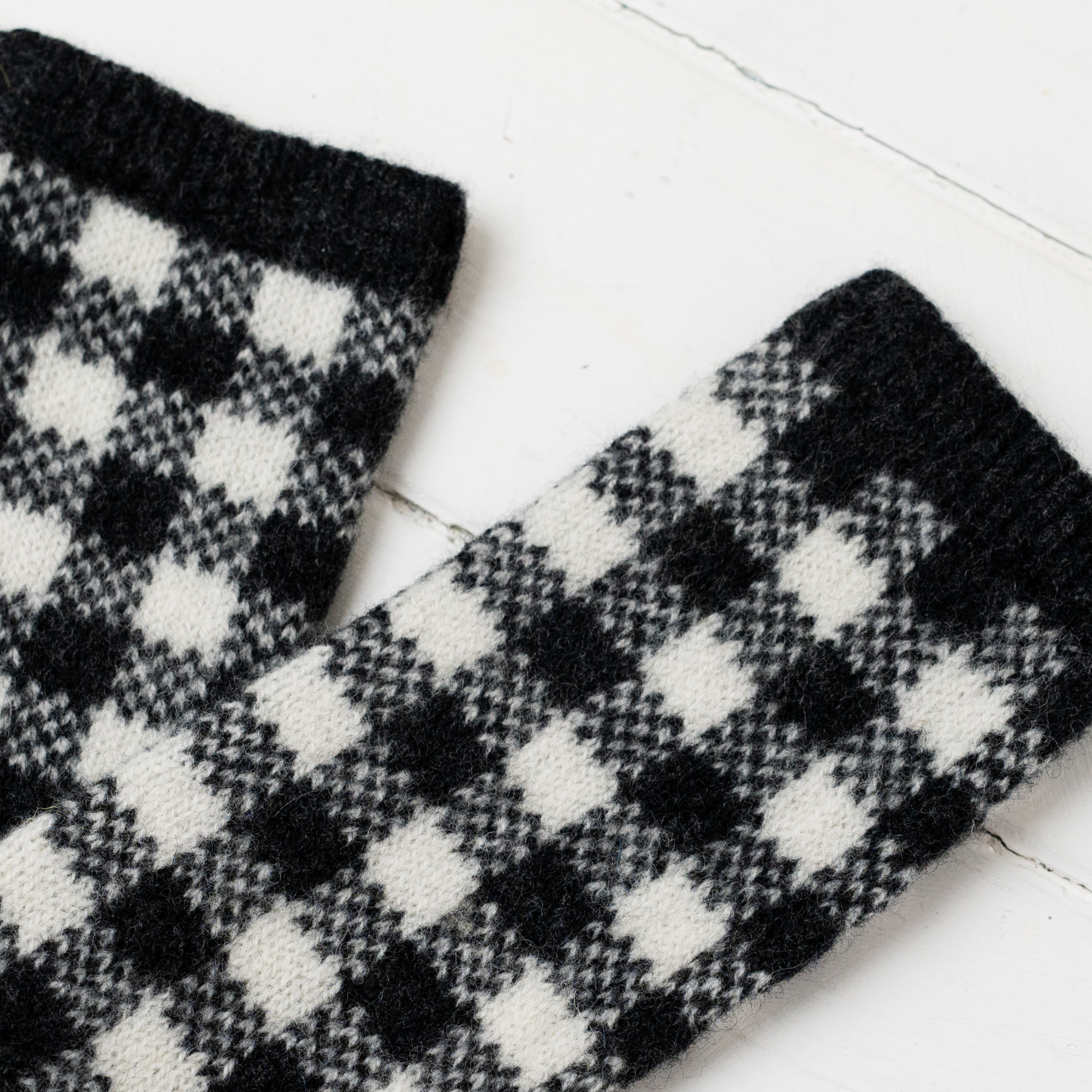 Gingham wrist warmers - monochrome