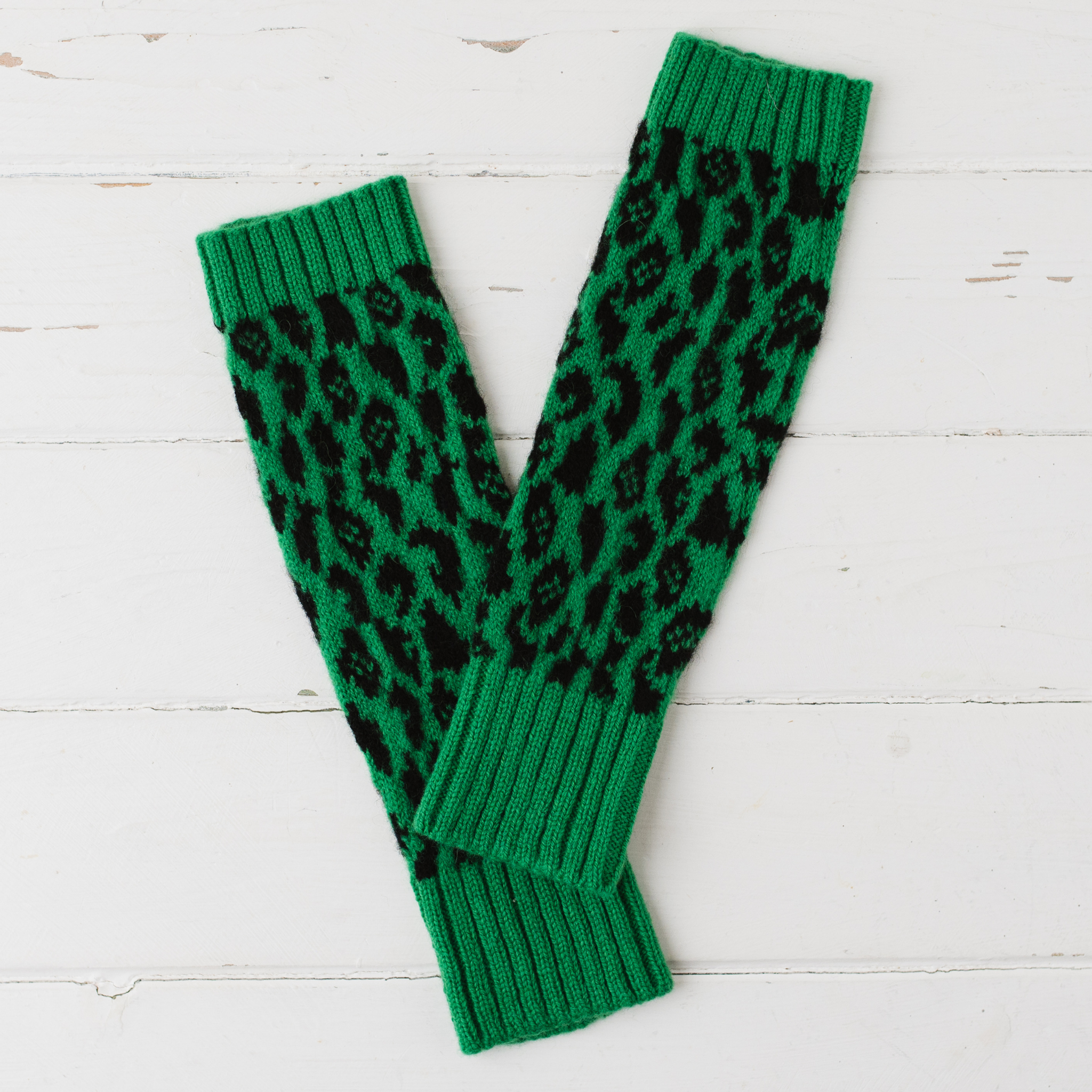 Leopard wrist warmers - billiard green and black