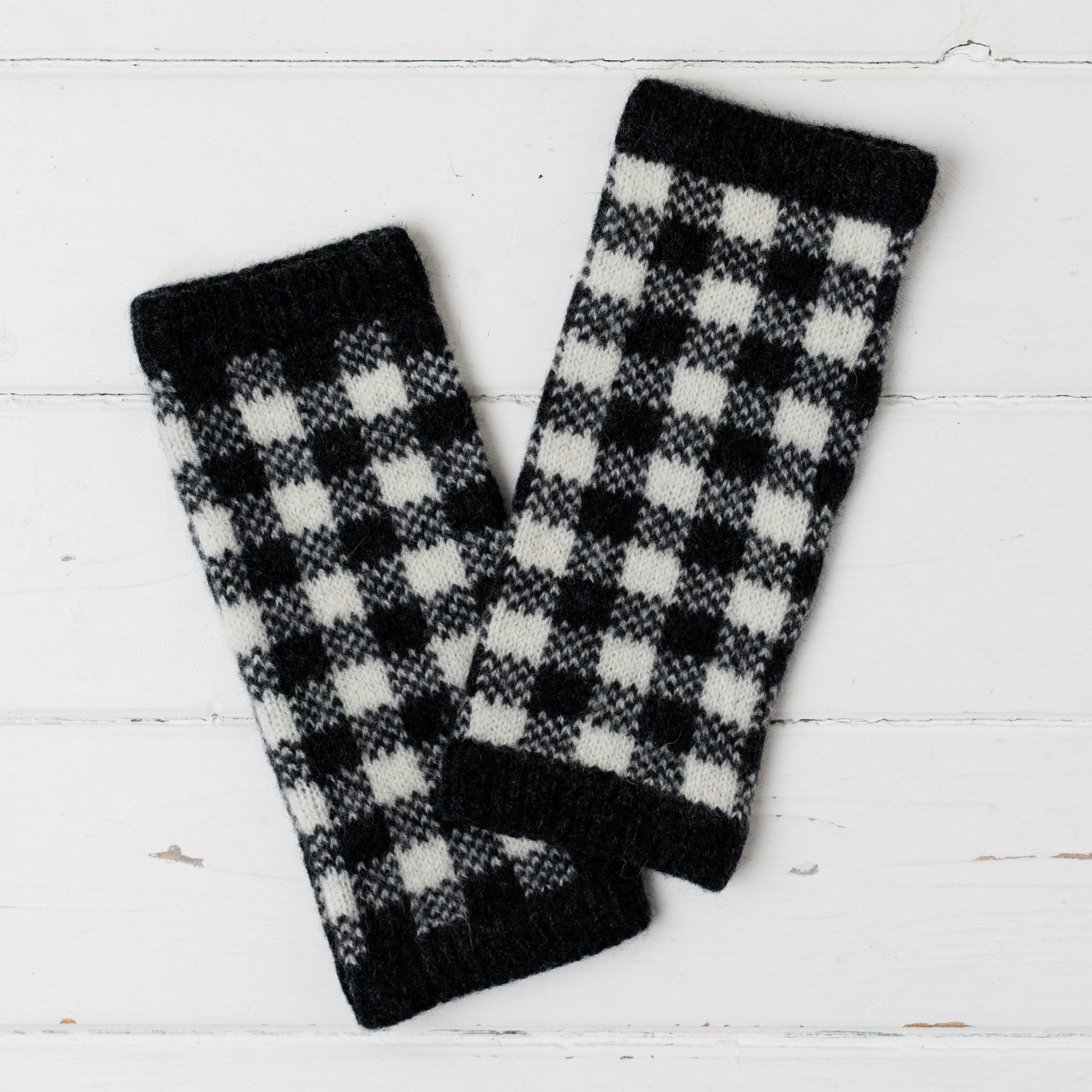 Gingham wrist warmers - monochrome