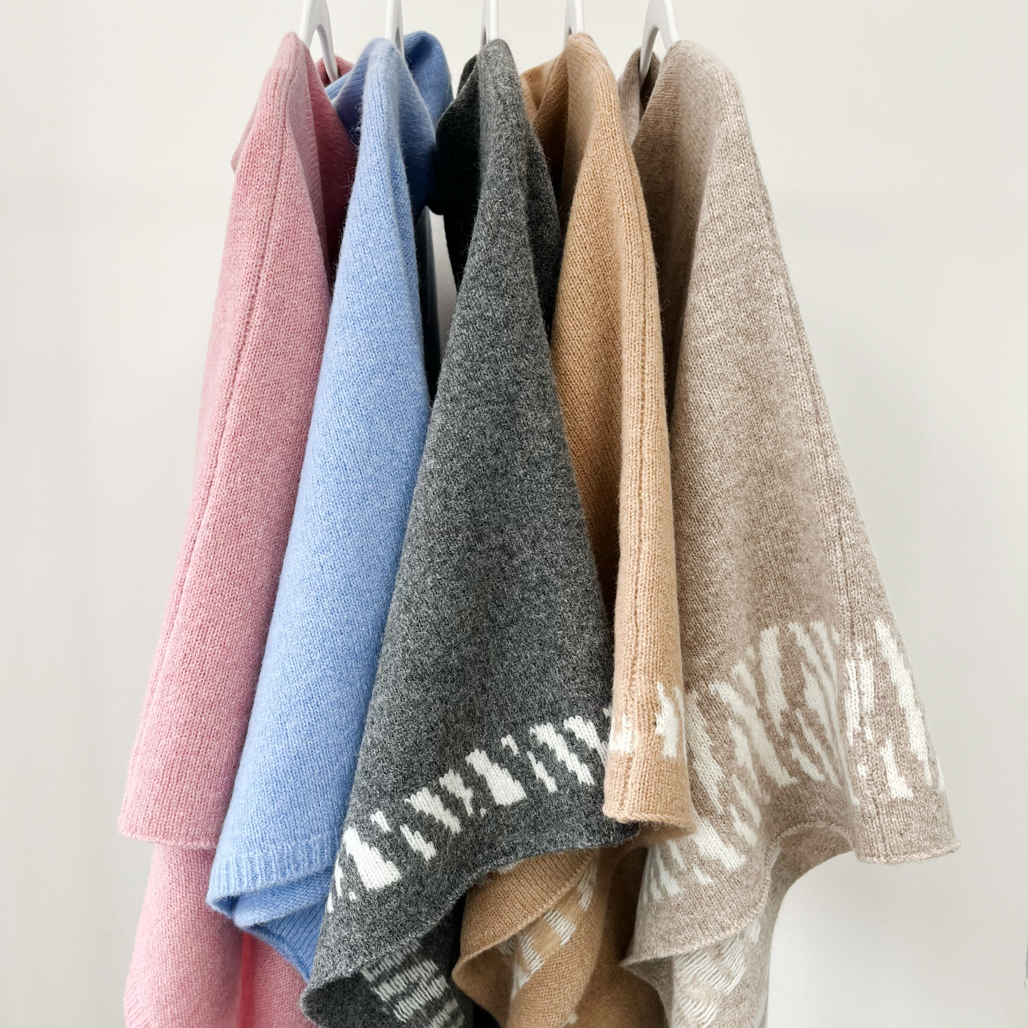 Lambswool knitted poncho - calamine pink