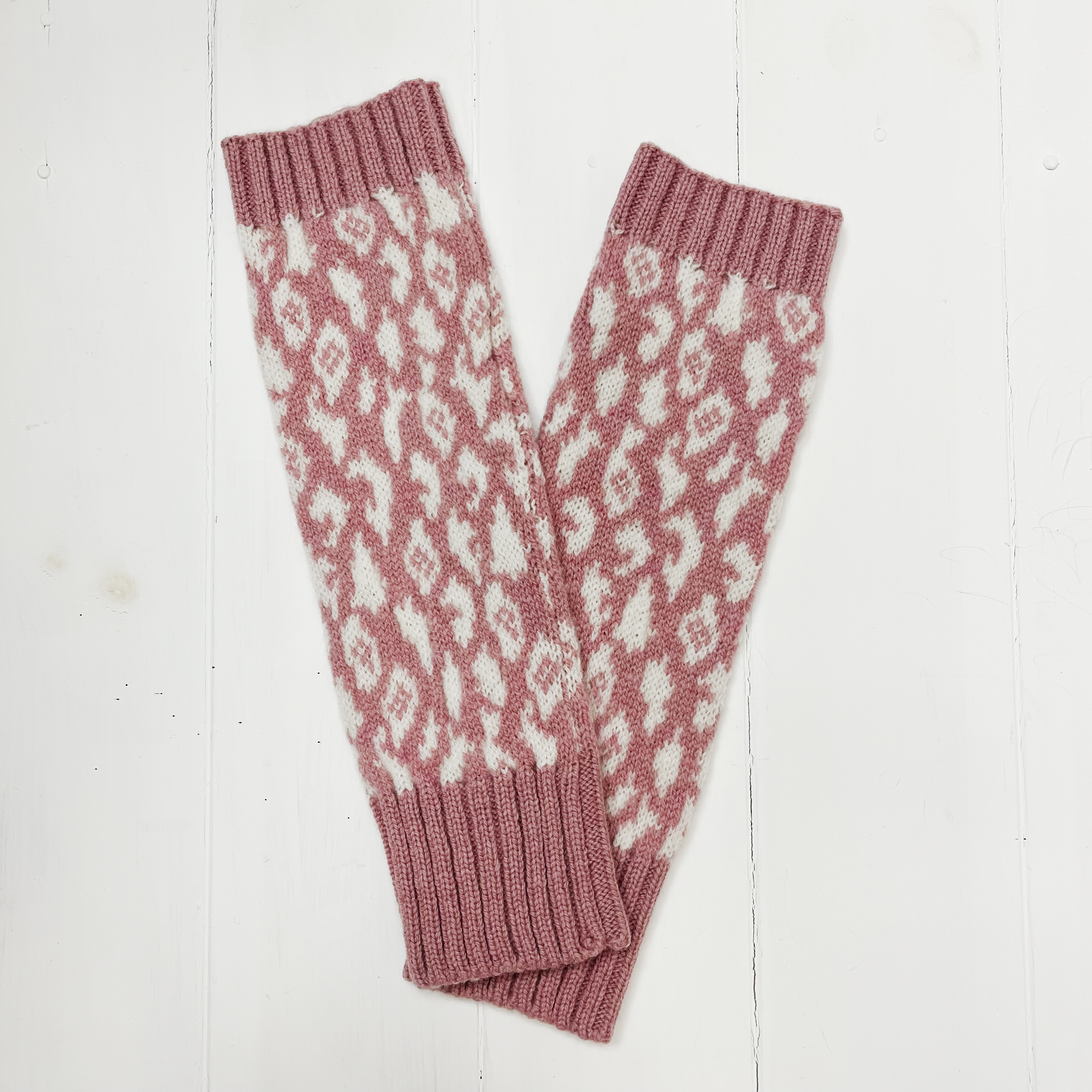 Leopard wrist warmers - calamine pink and white