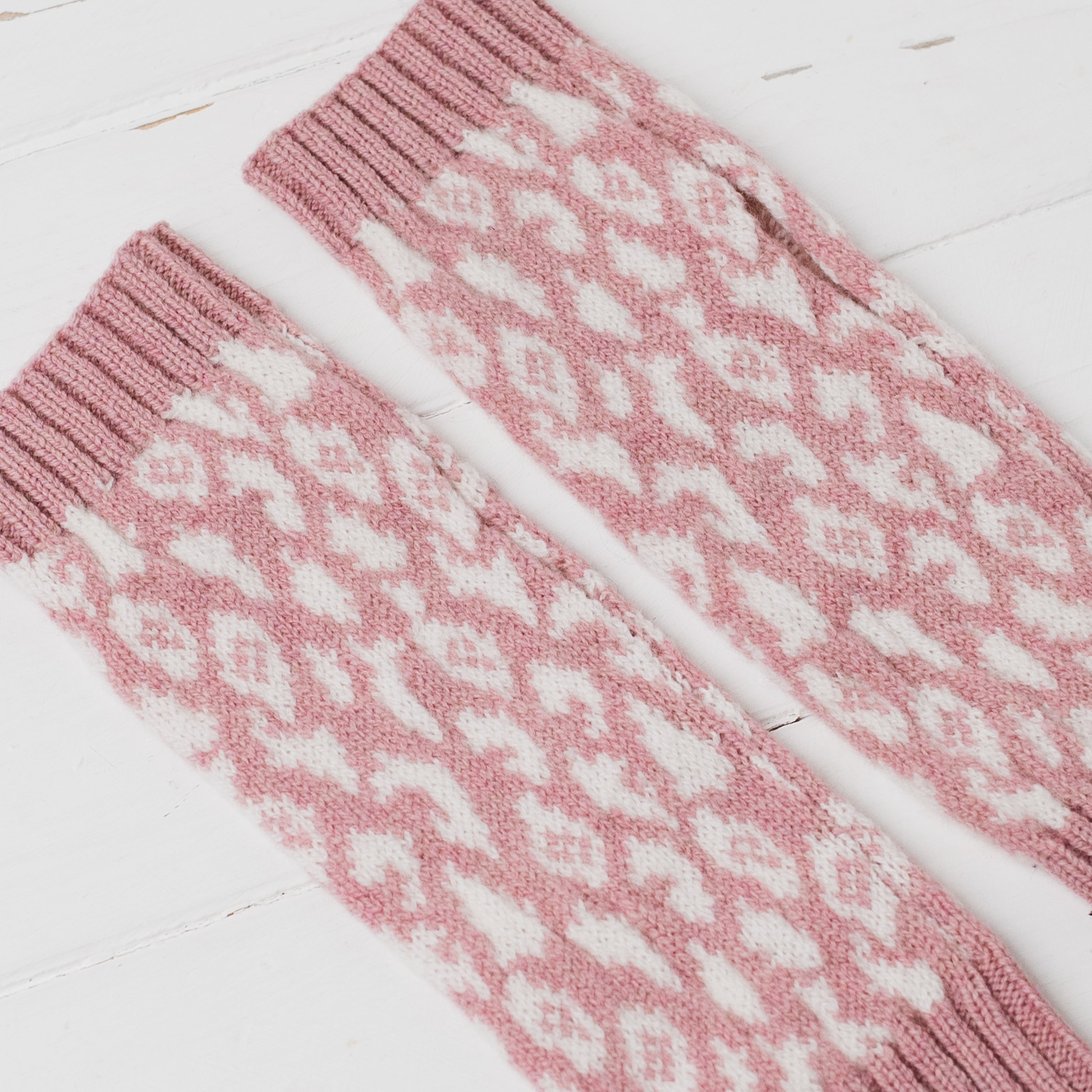 Leopard wrist warmers - calamine pink and white