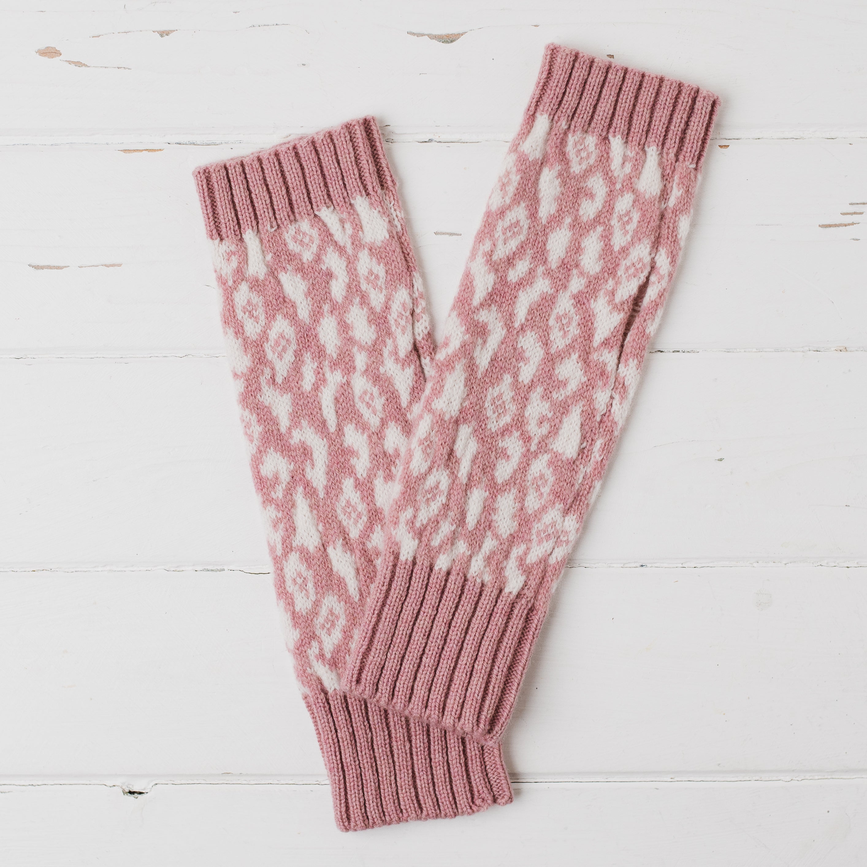 Leopard wrist warmers - calamine pink and white