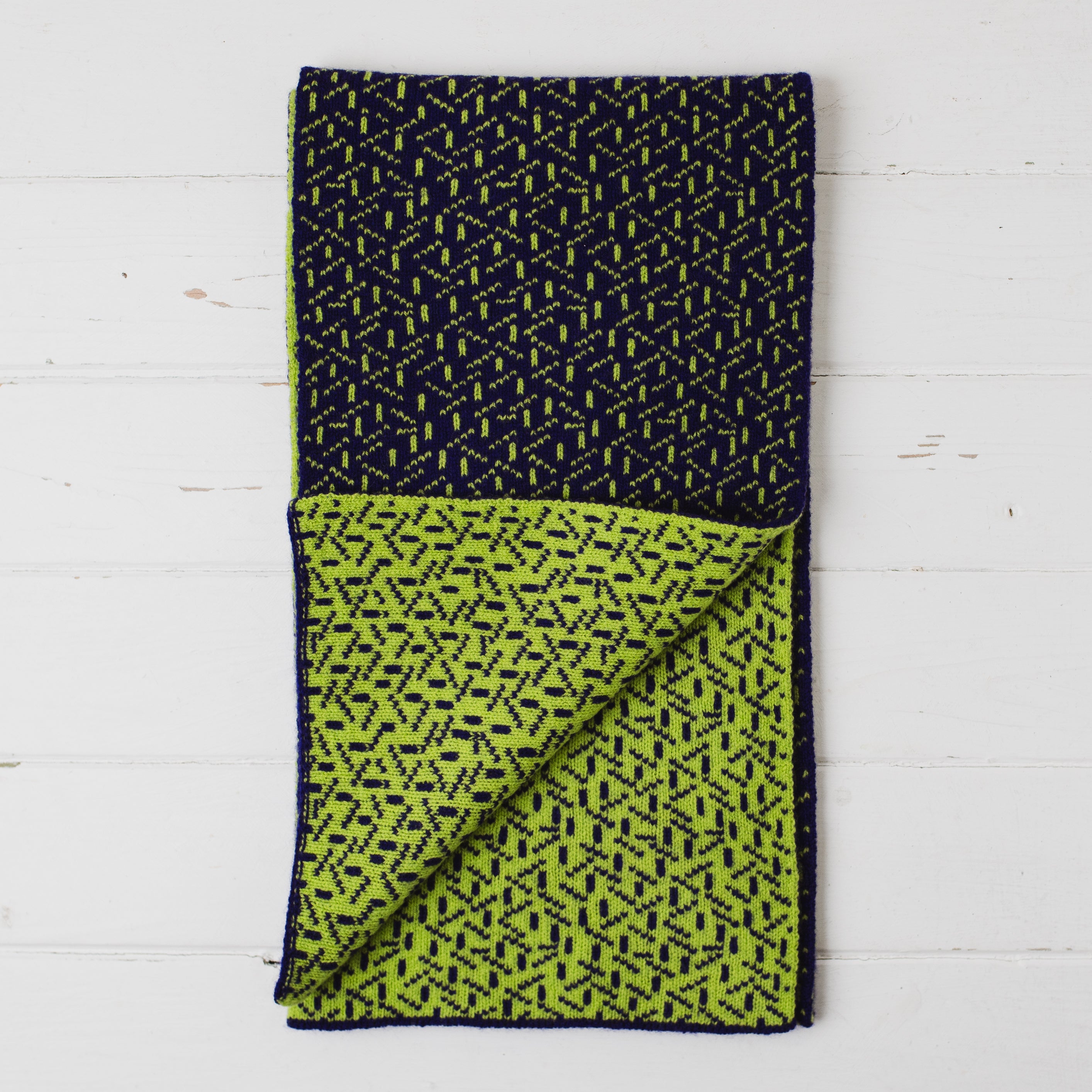 Scatter reversible scarf - nightfall and lime