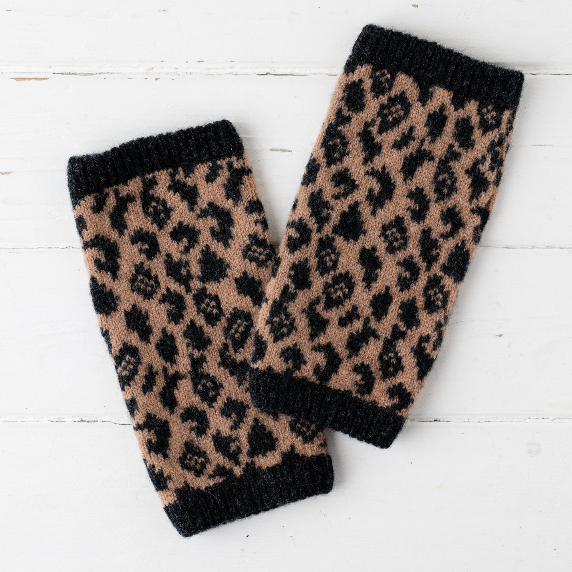 Leopard wrist warmers - camel