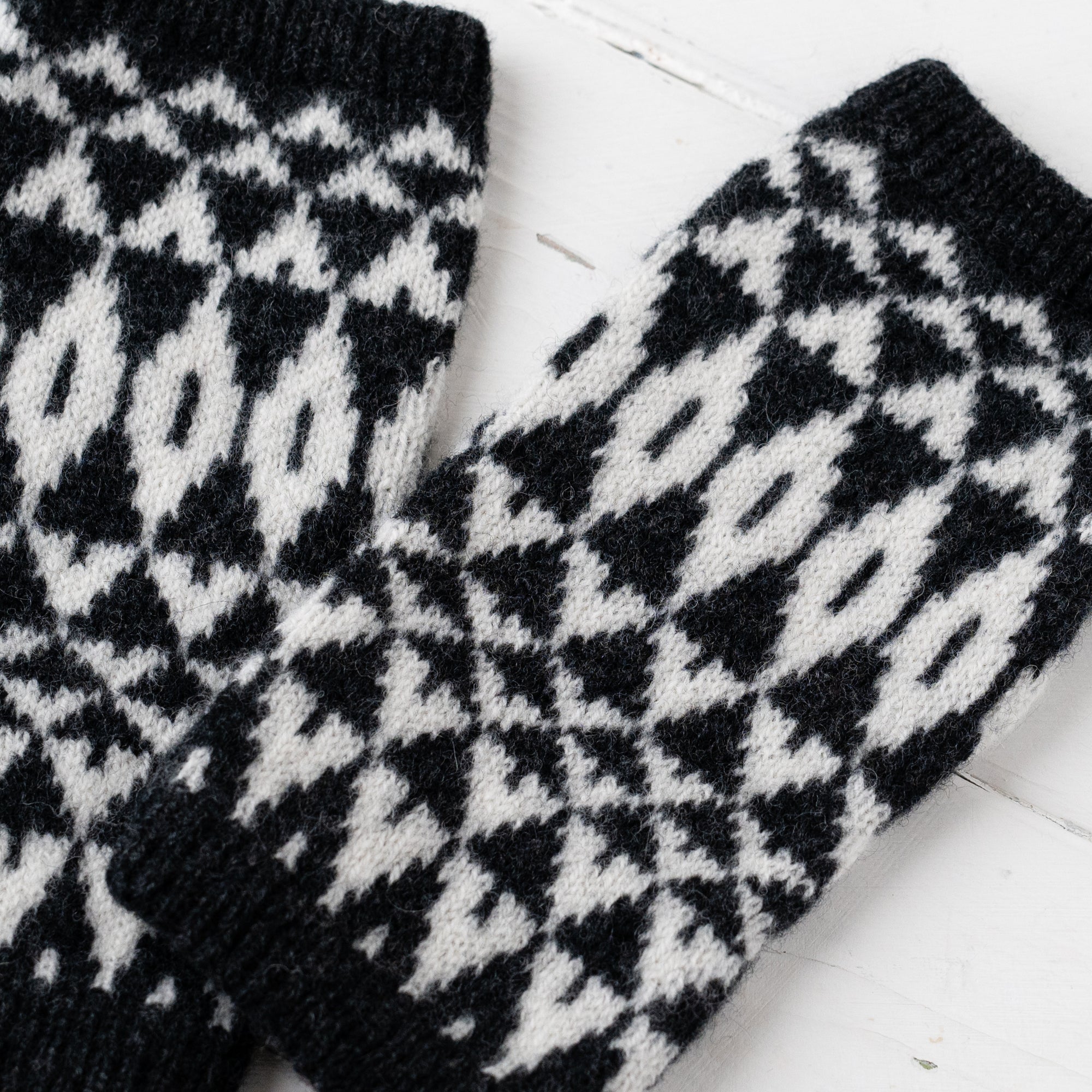 Mirror wrist warmers - monochrome
