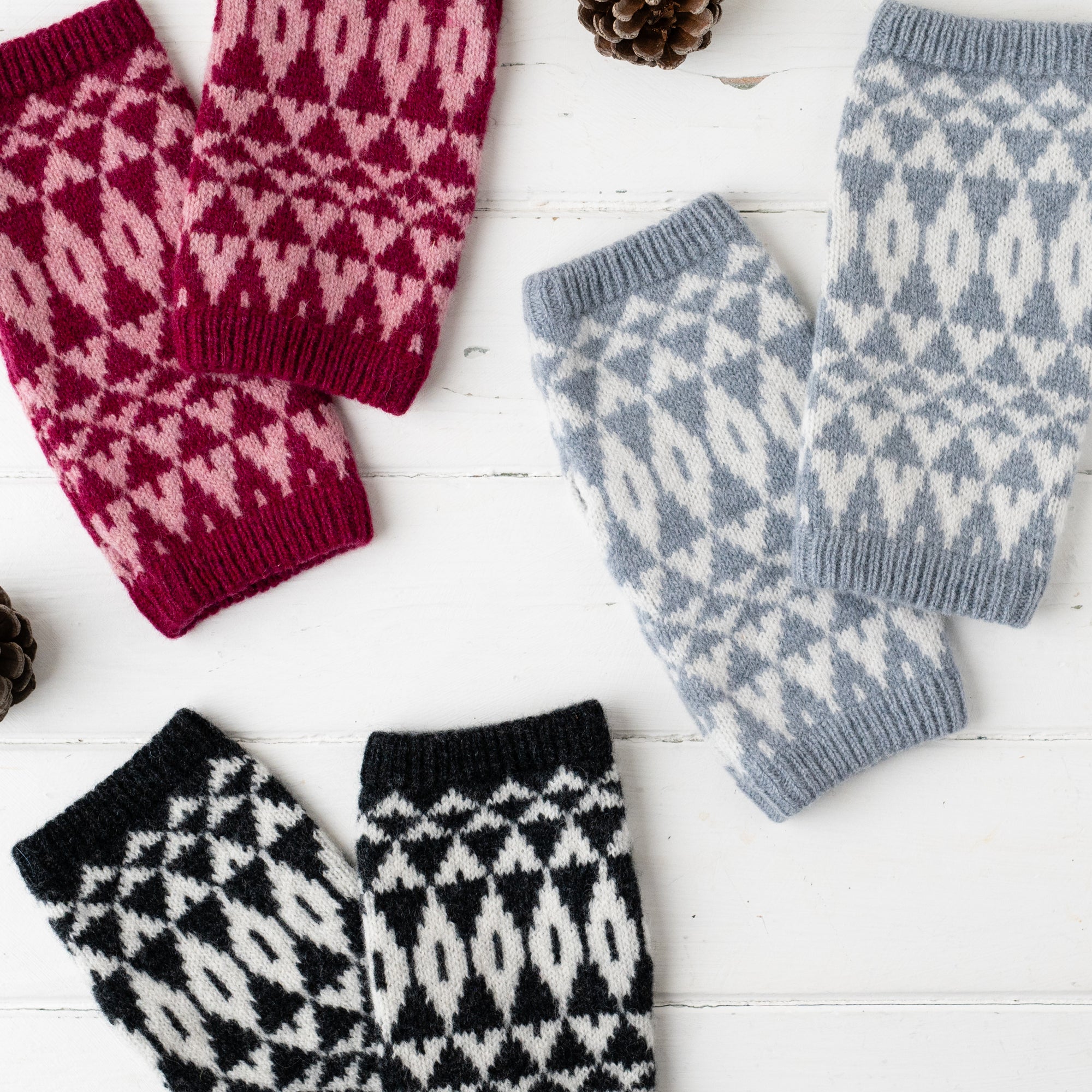 Mirror wrist warmers - seal and white