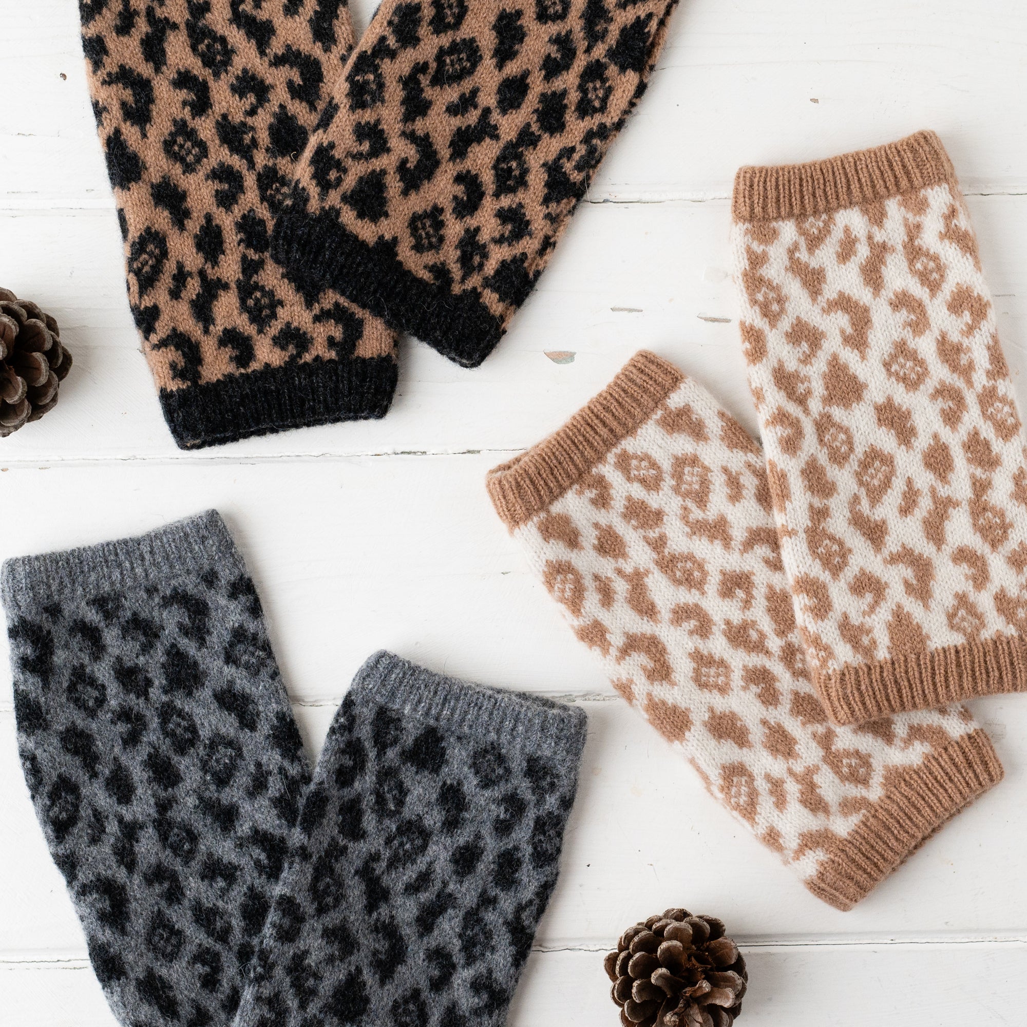 Leopard wrist warmers - grey