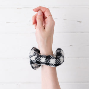 Gingham scrunchie - monochrome (charcoal and ecru)