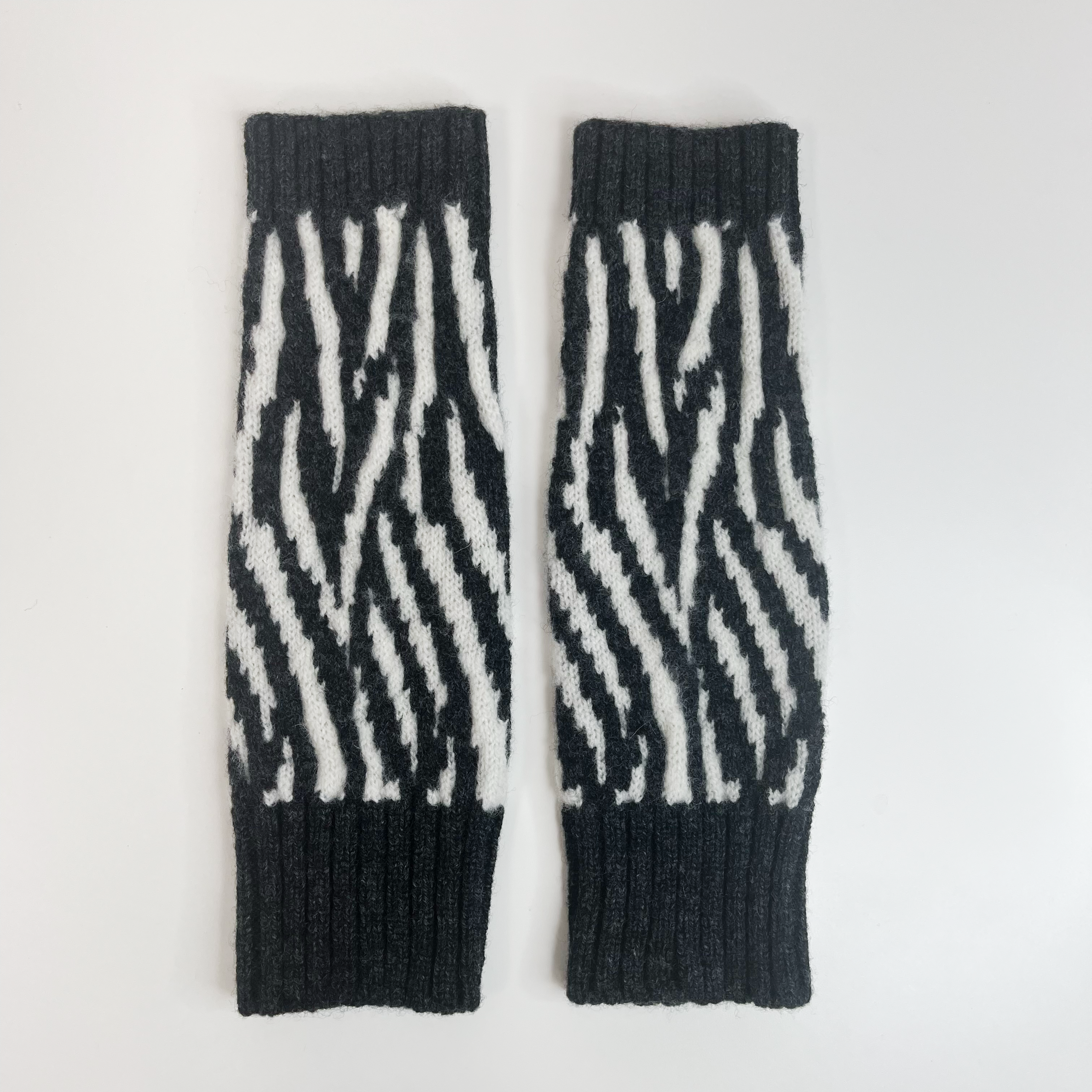 SAMPLE Zebra wrist warmers - charcoal and ecru
