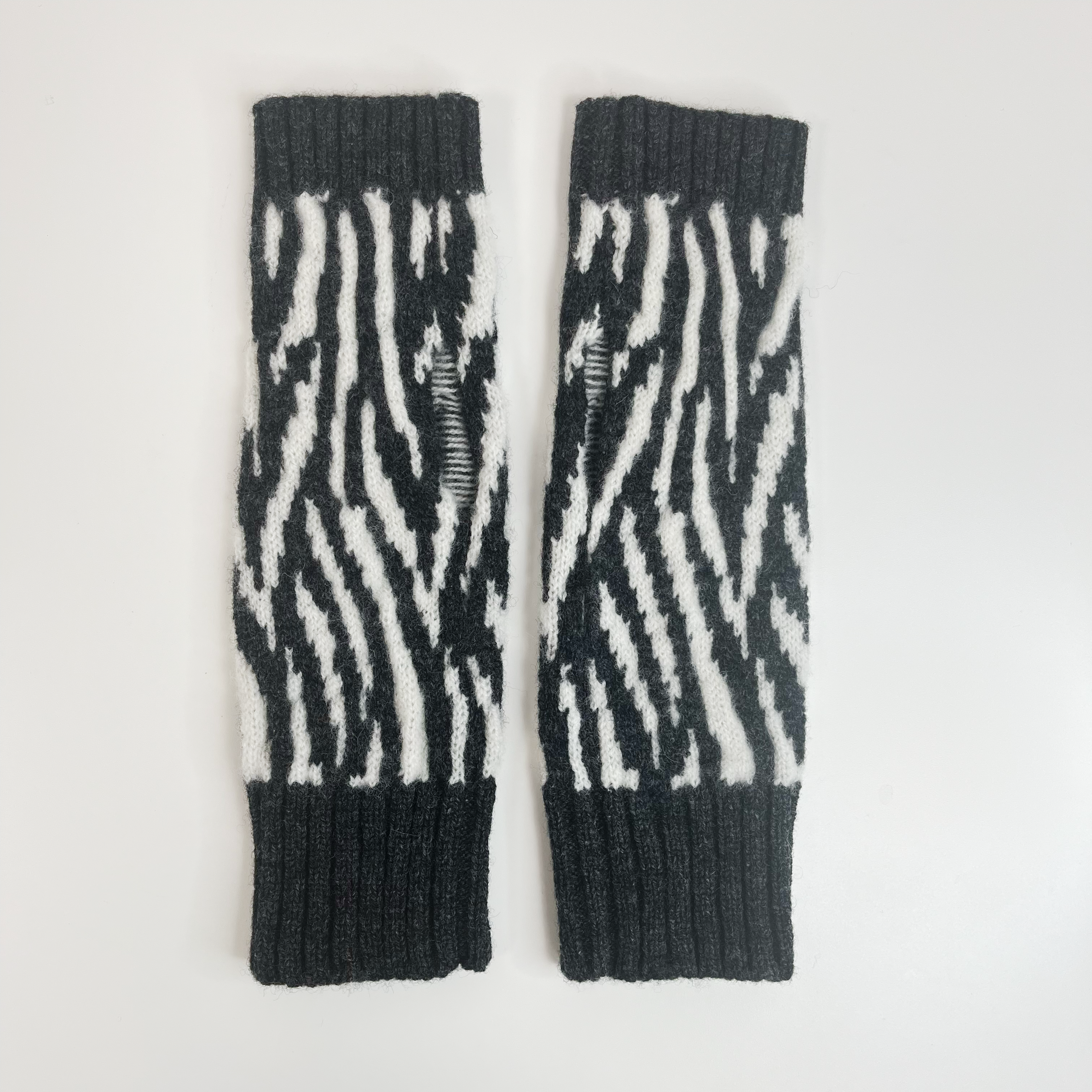 SAMPLE Zebra wrist warmers - charcoal and ecru