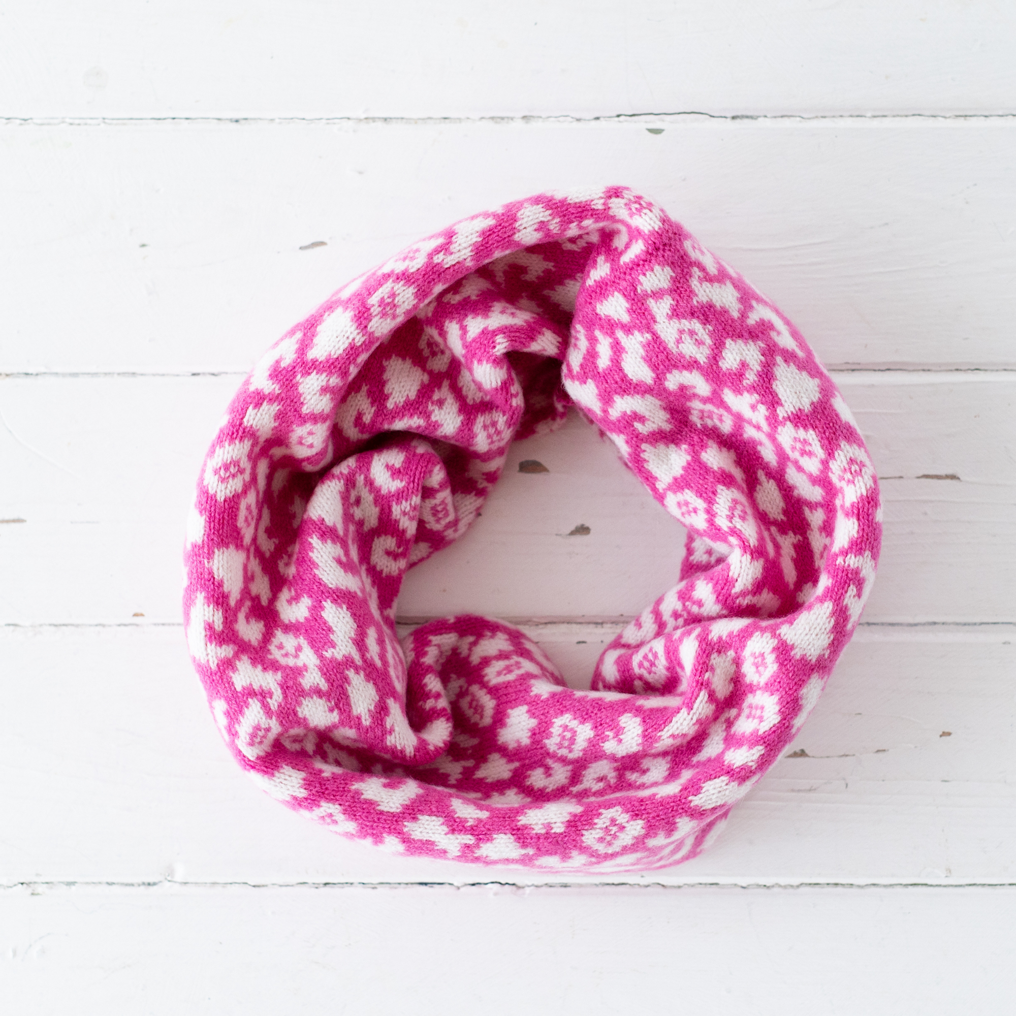 Leopard cowl - bubblegum and white