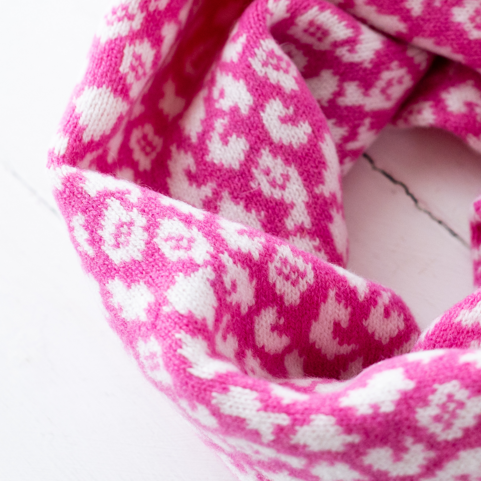 Leopard cowl - bubblegum and white