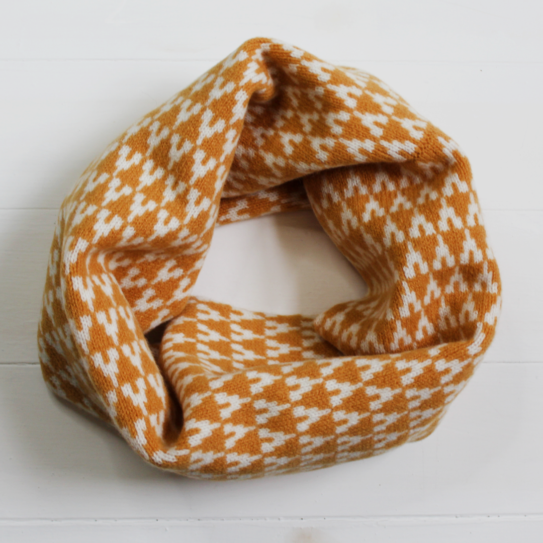 SAMPLE SALE Arrow cowl - mustard and white