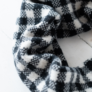 Gingham cowl - monochrome