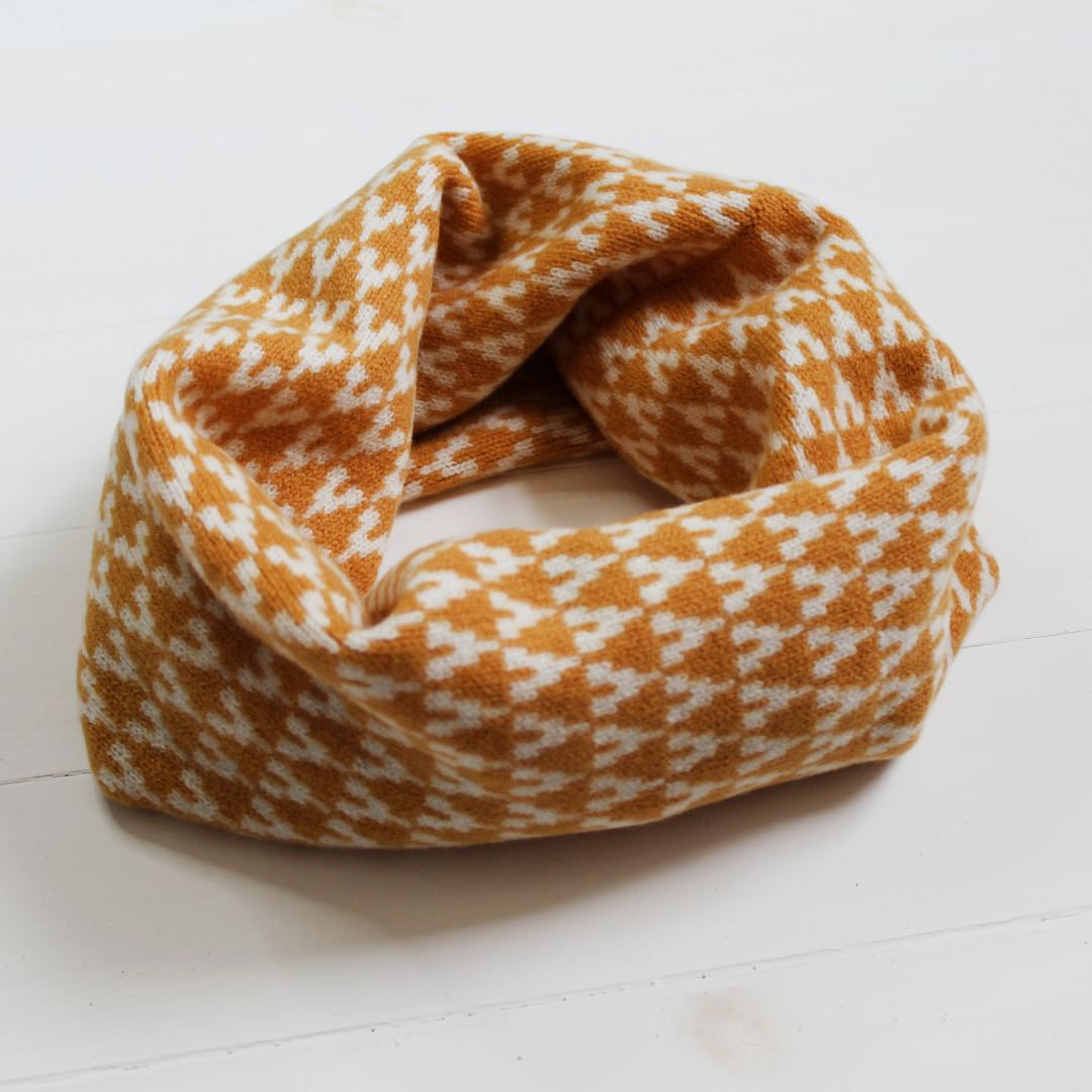 SAMPLE SALE Arrow cowl - mustard and white