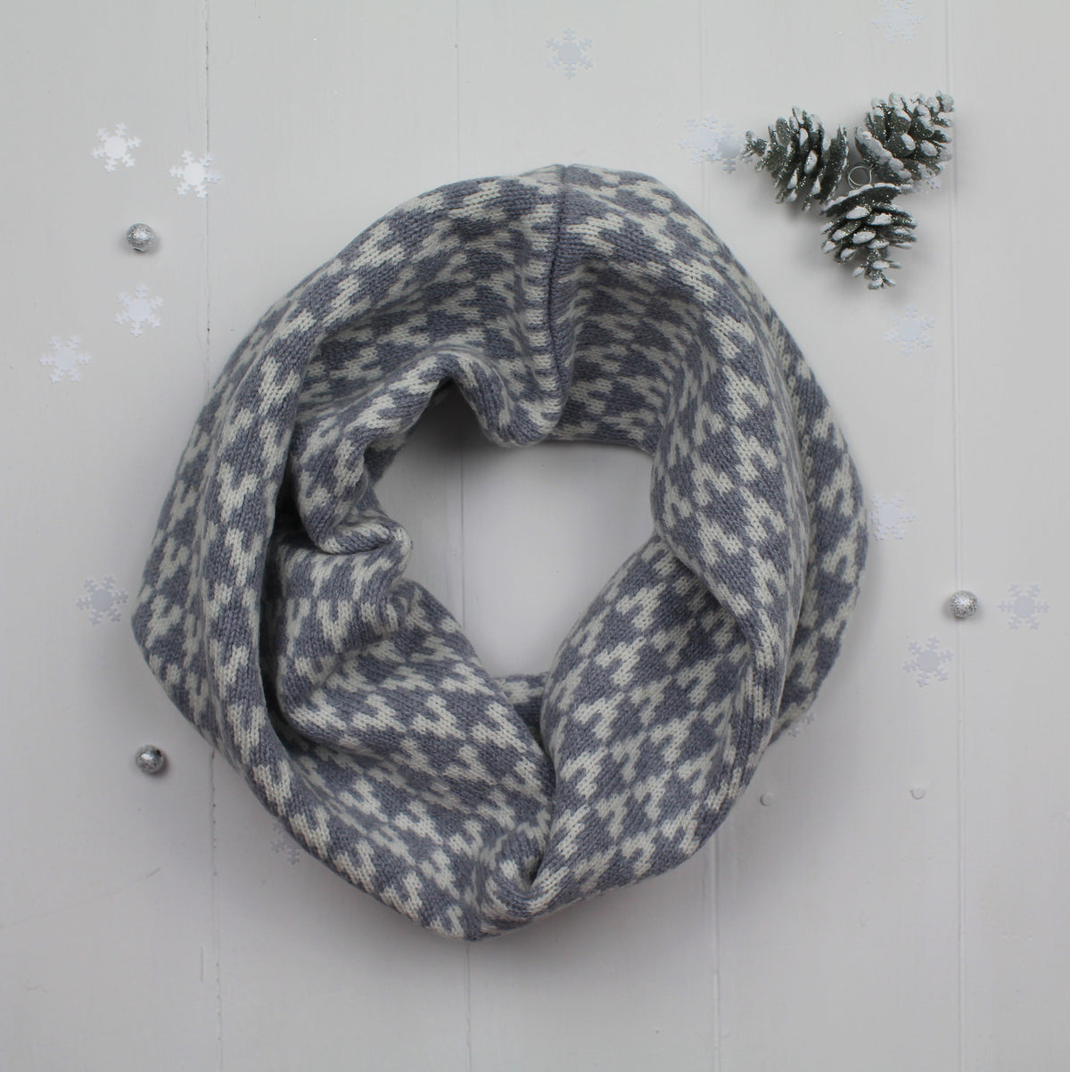 Arrow snood / cowl - seal and white (dispatched in 2-3 weeks)