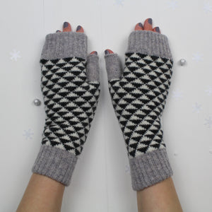 Triangle mitts - monochrome (small size)