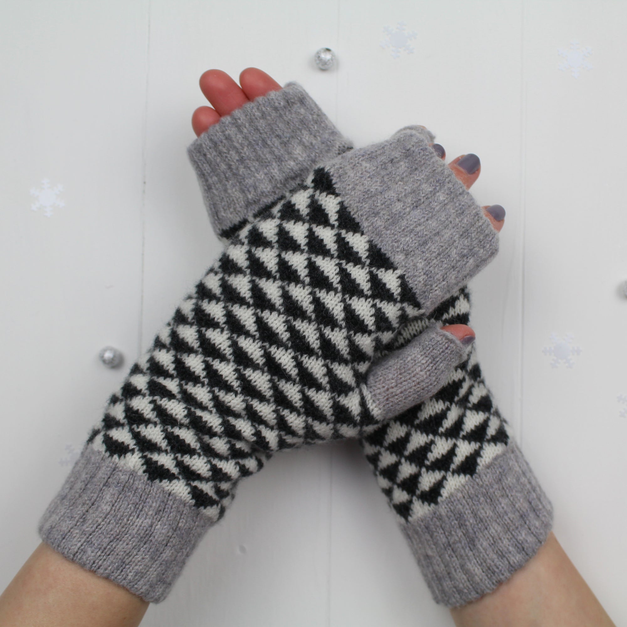 Triangle mitts - monochrome (small size)