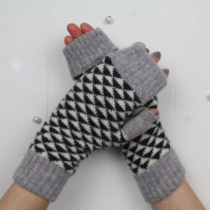 Triangle mitts - monochrome (small size)