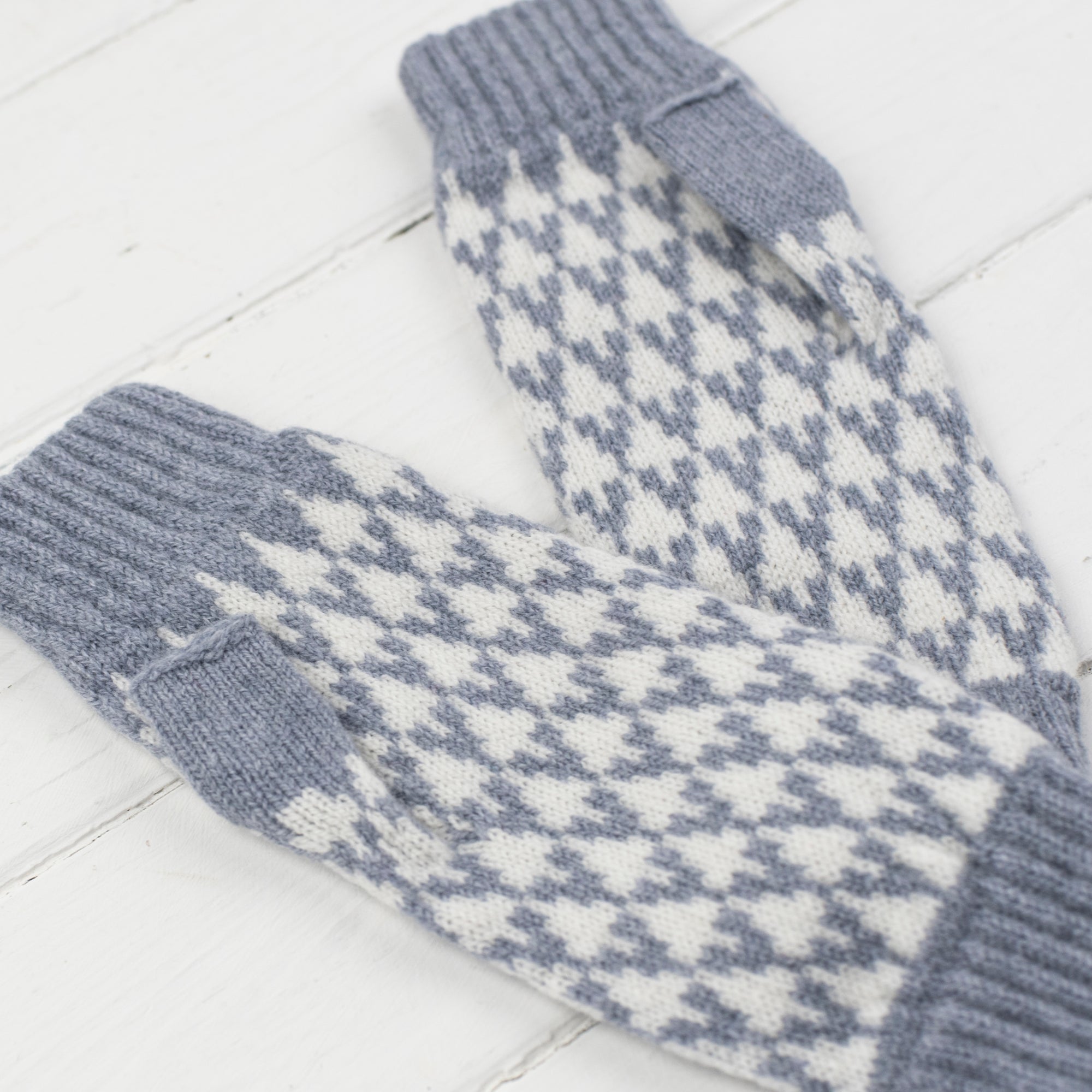 Arrow mitts - seal and white
