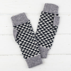 Triangle mitts - monochrome (small size)
