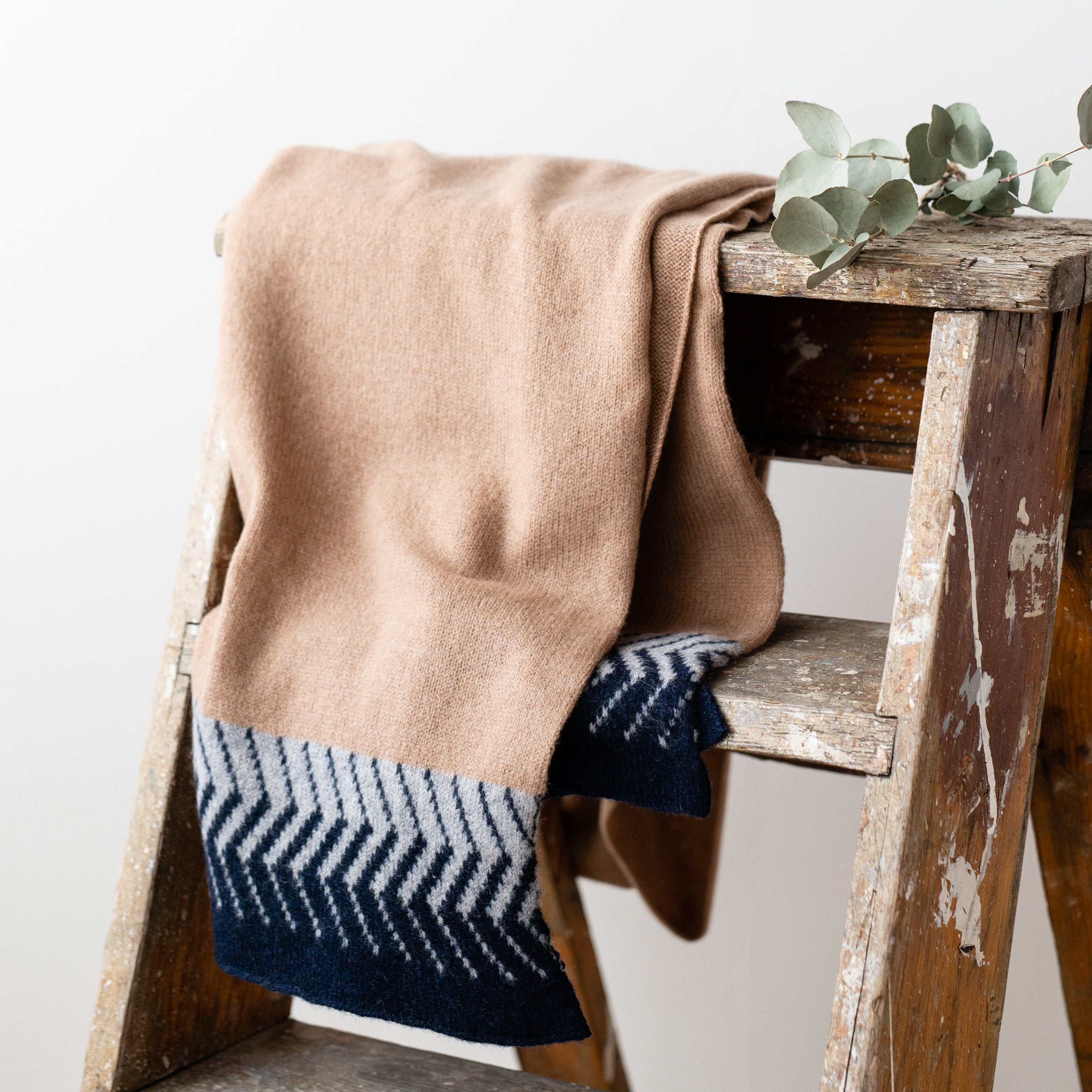 Chevron knitted wrap - camel/navy
