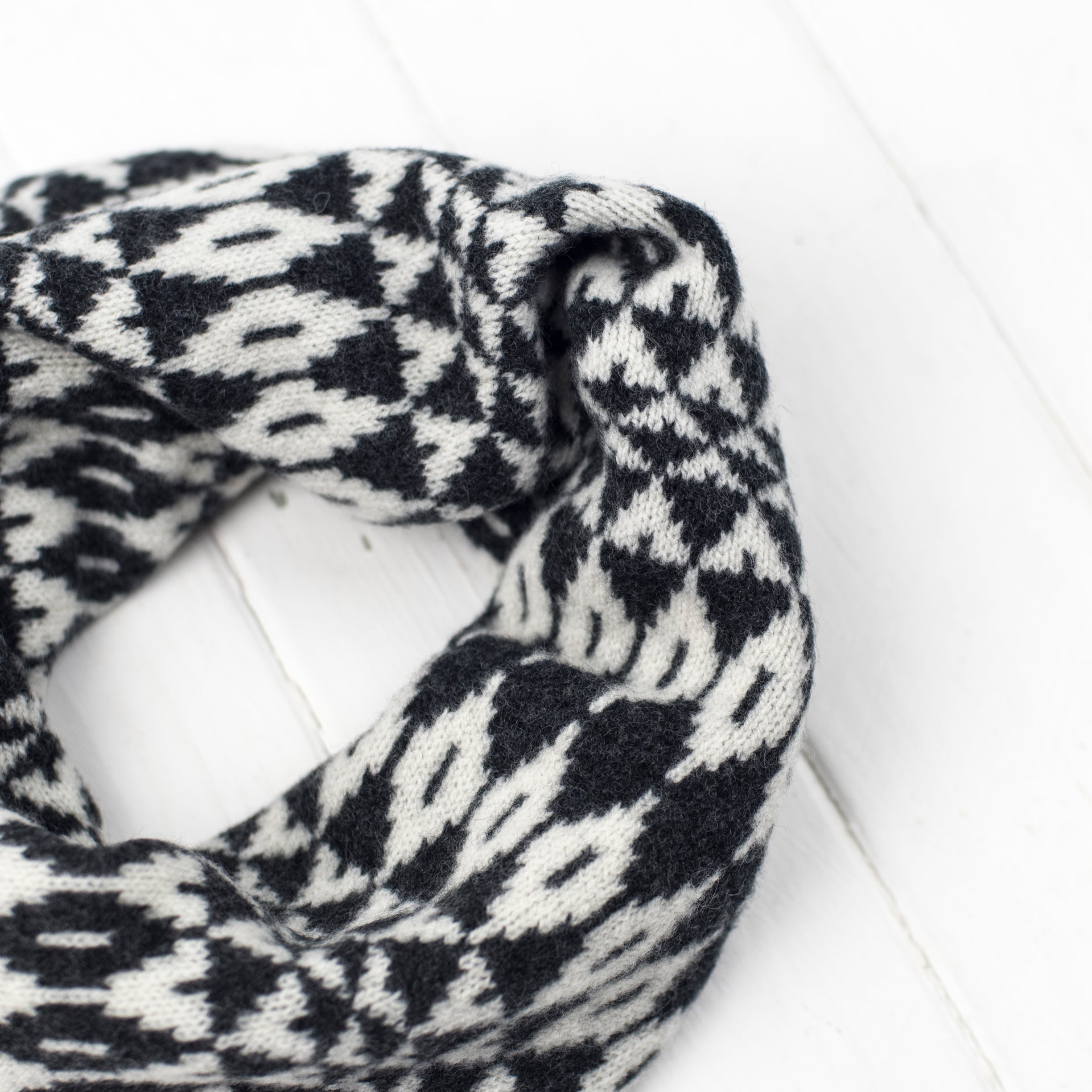 SAMPLE Mirror snood / cowl - monochrome