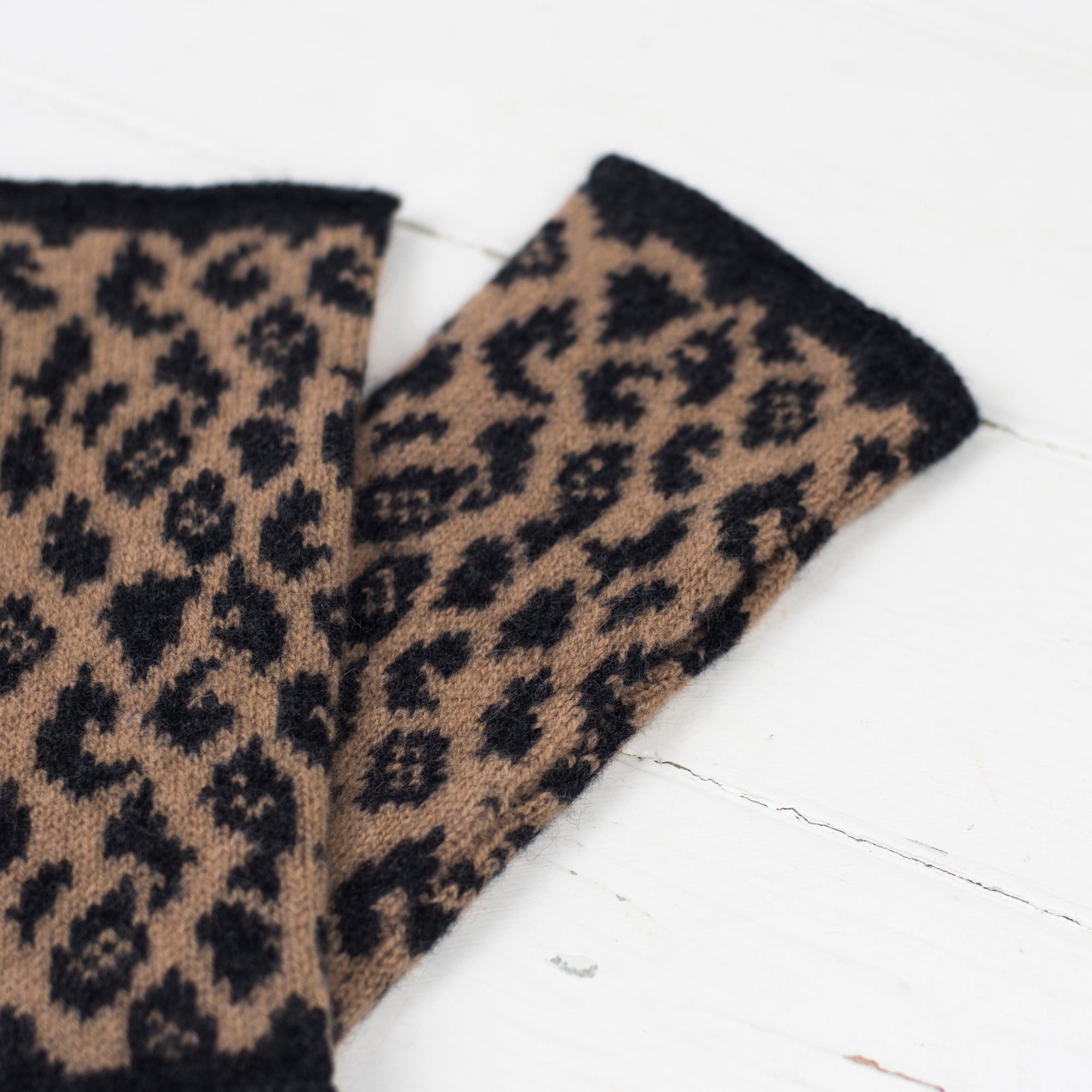 Leopard wristwarmers - camel